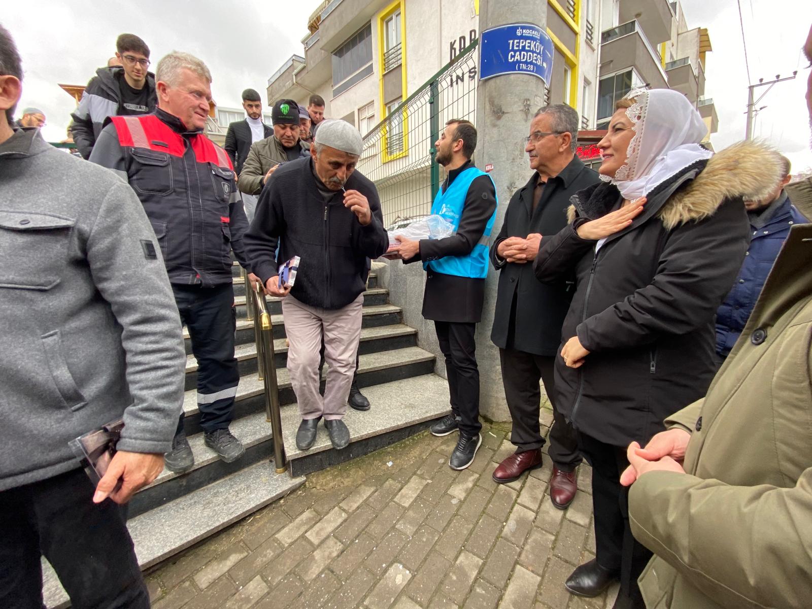 Baskan Hürriyet, Cuma namazi sonrasi Kemer Camii cemaatiyle bulustu (3)