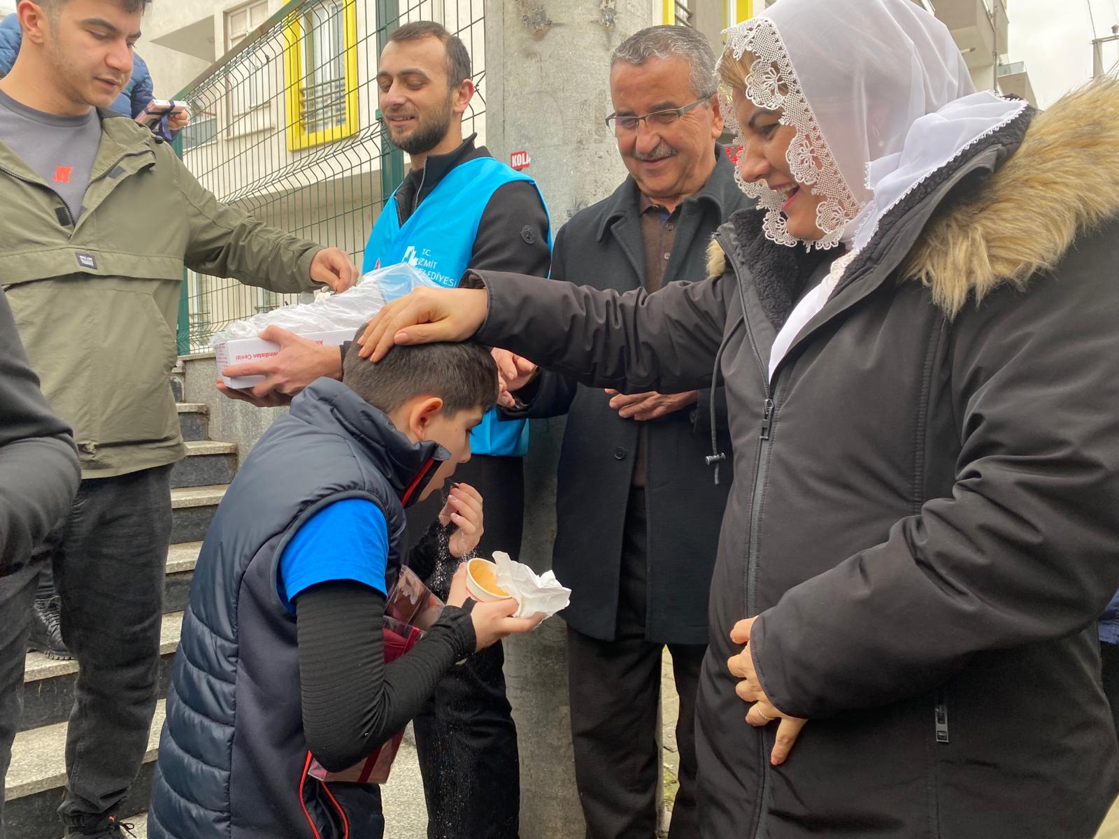 Baskan Hürriyet, Cuma namazi sonrasi Kemer Camii cemaatiyle bulustu (4)