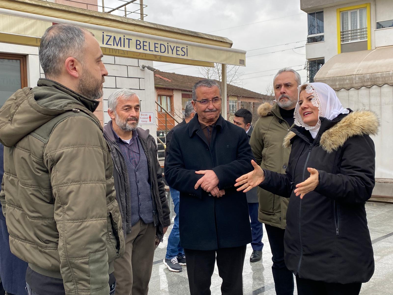 Baskan Hürriyet, Cuma namazi sonrasi Kemer Camii cemaatiyle bulustu (6)