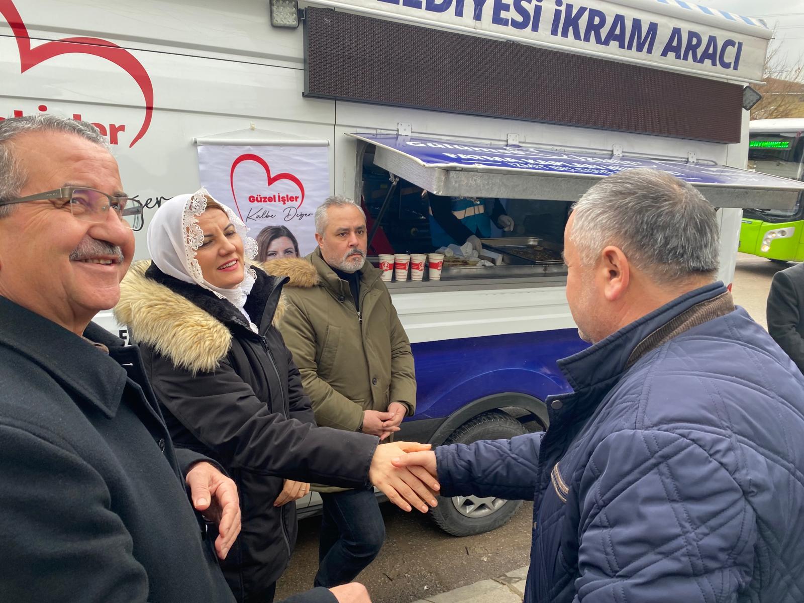 Baskan Hürriyet, Cuma namazi sonrasi Kemer Camii cemaatiyle bulustu (7)