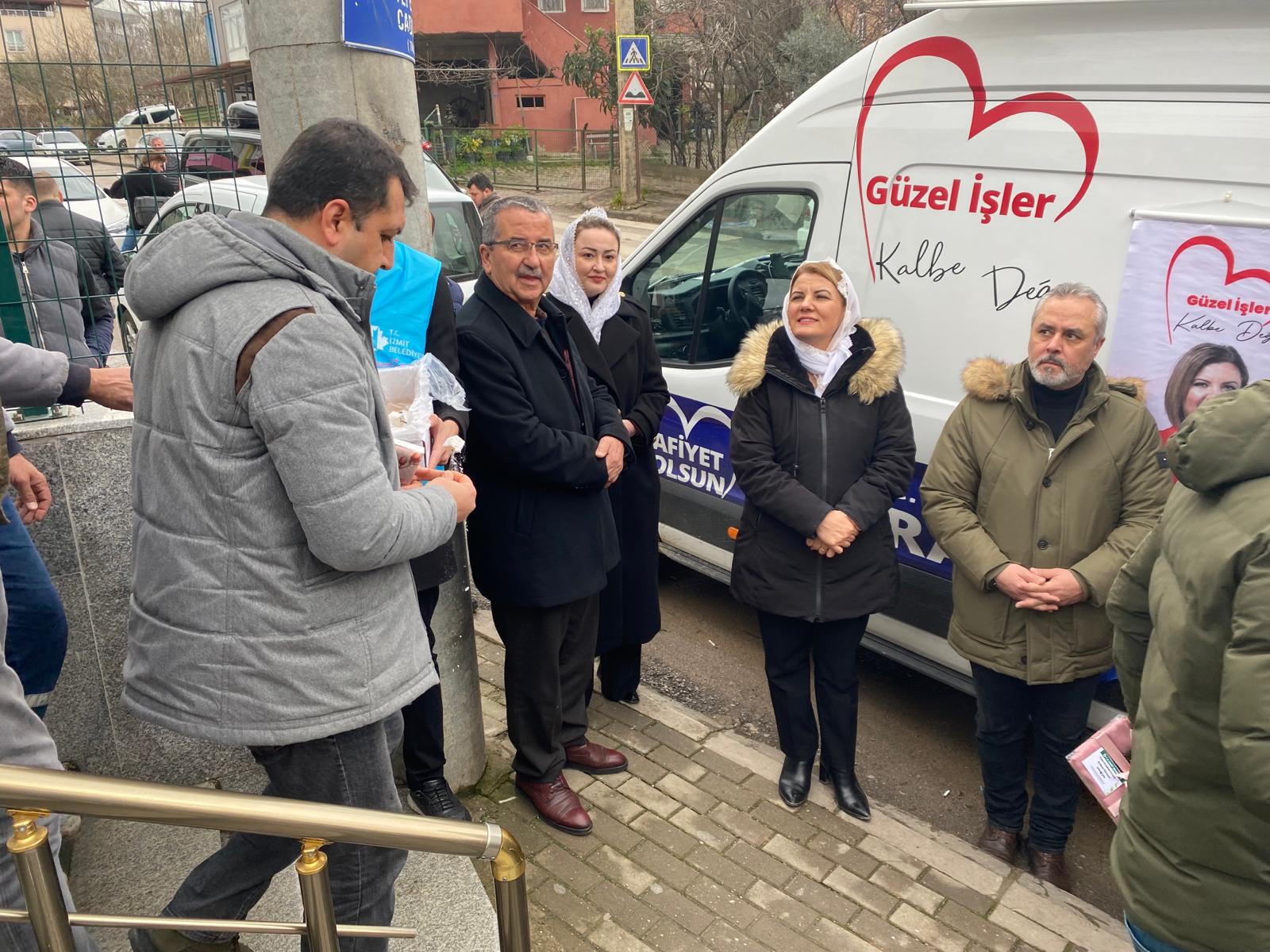 Baskan Hürriyet, Cuma namazi sonrasi Kemer Camii cemaatiyle bulustu (9)