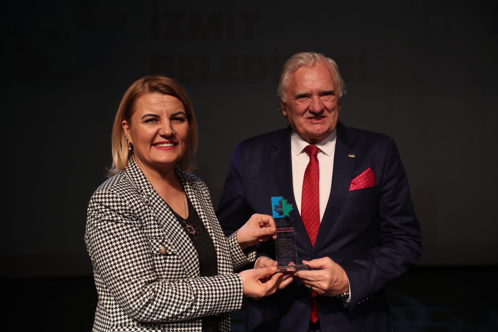 Başkan Hürriyet Dorel Cosma'ya plaket takdim ederken