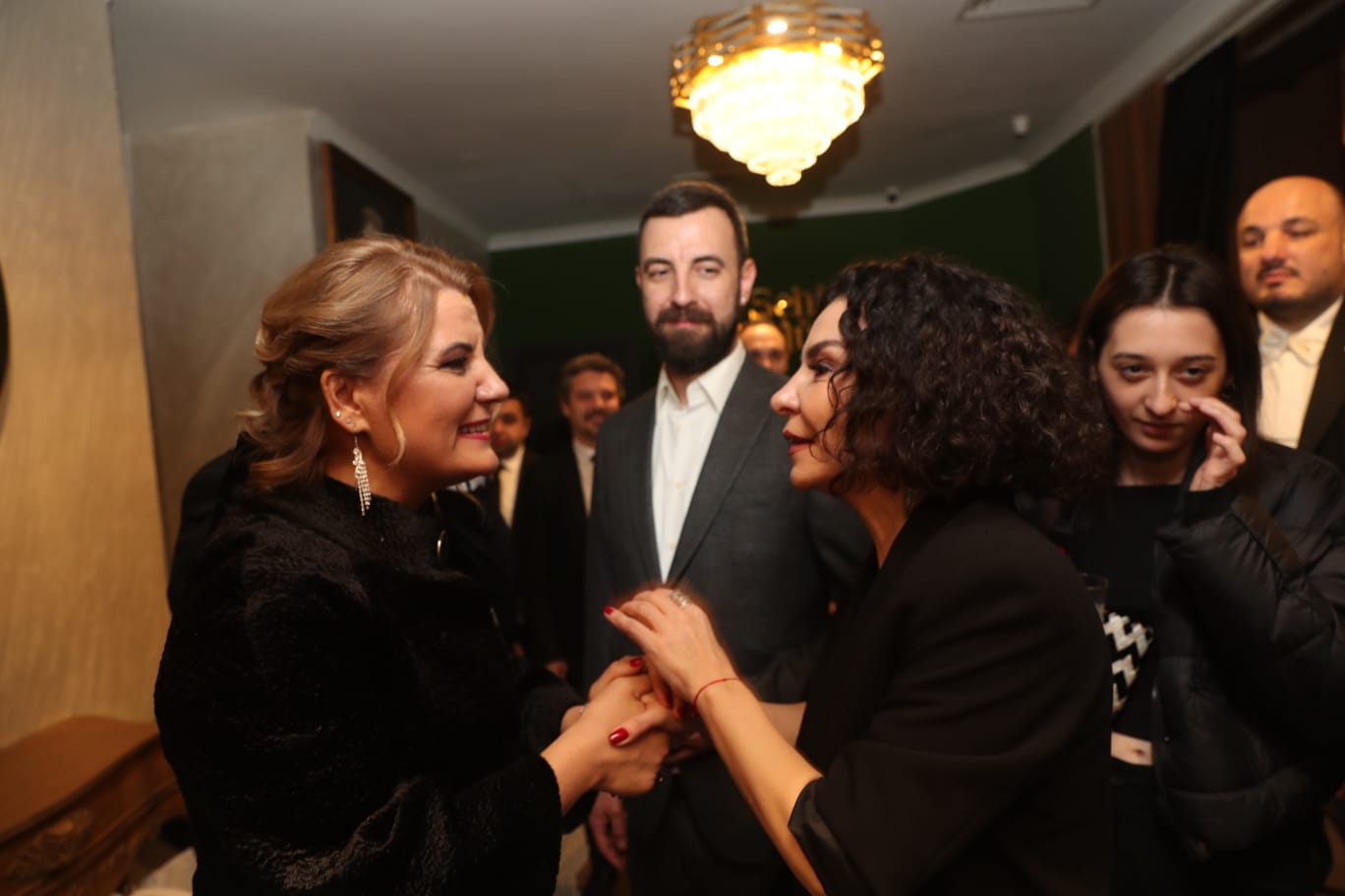 Başkan Hürriyet Leyla Hanım film ekibiyle gala yemeğinde buluştu (2)