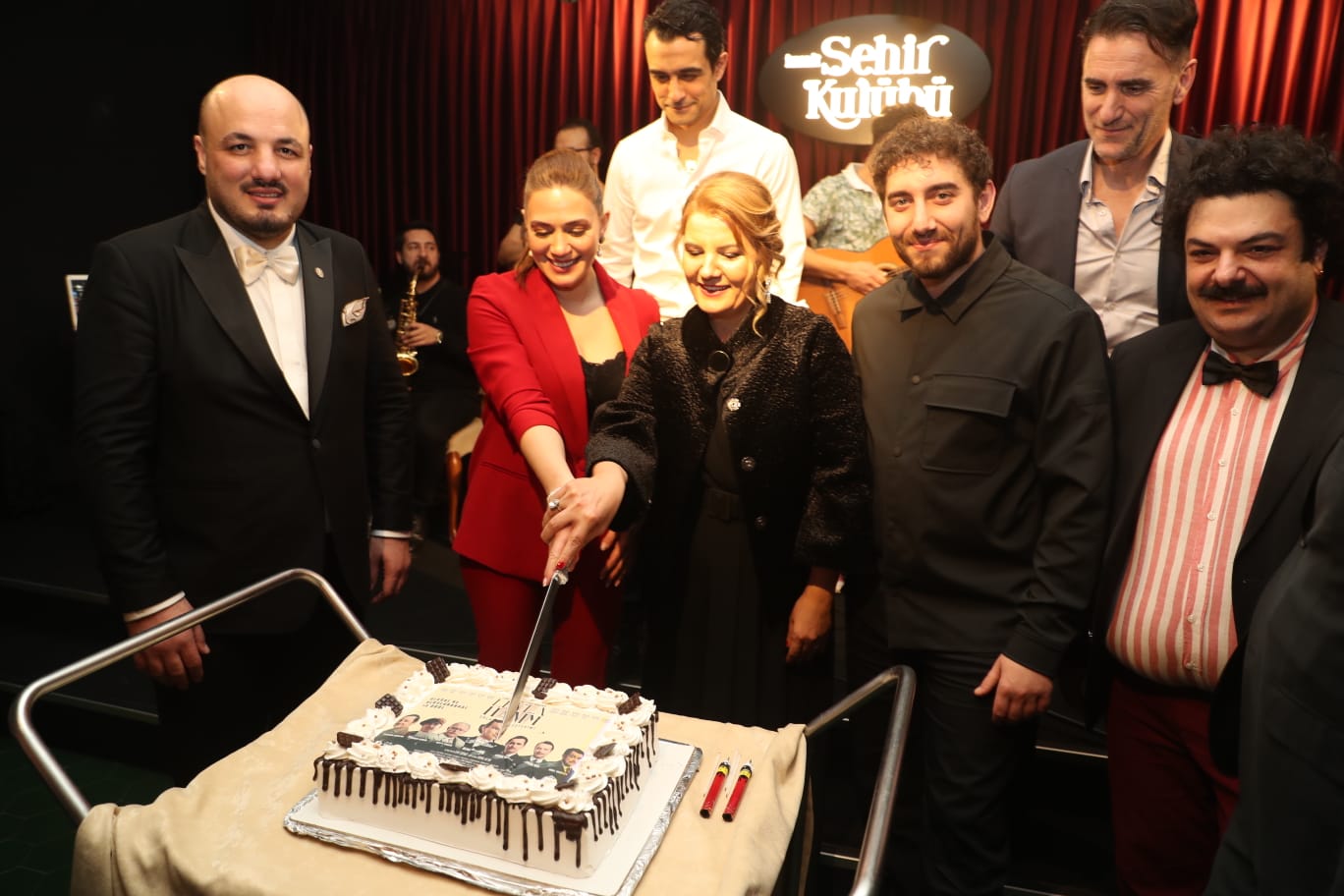 Başkan Hürriyet Leyla Hanım film ekibiyle gala yemeğinde buluştu (8)