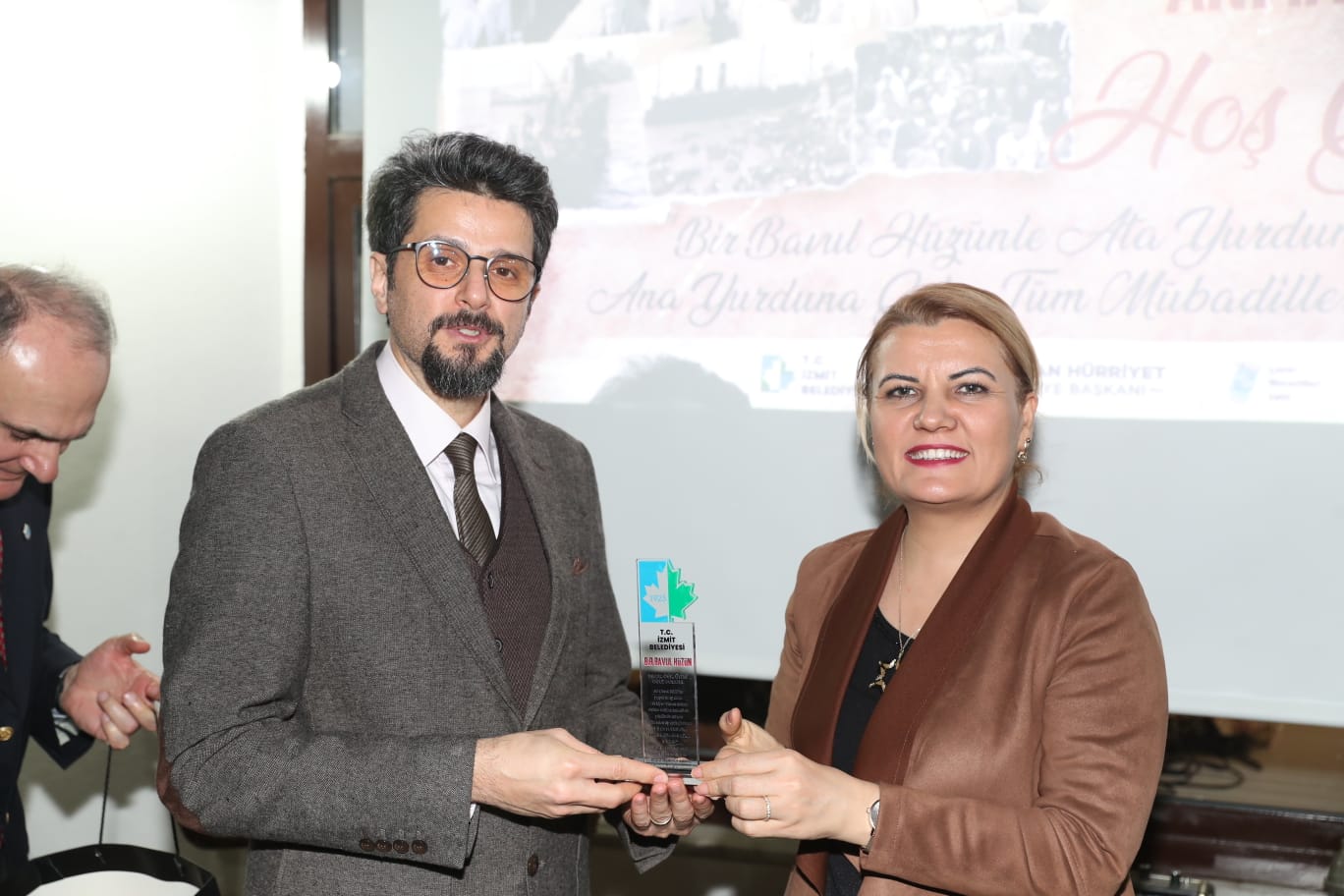 Başkan Hürriyet, Oğuz Polatel'e plaket takdim ederken
