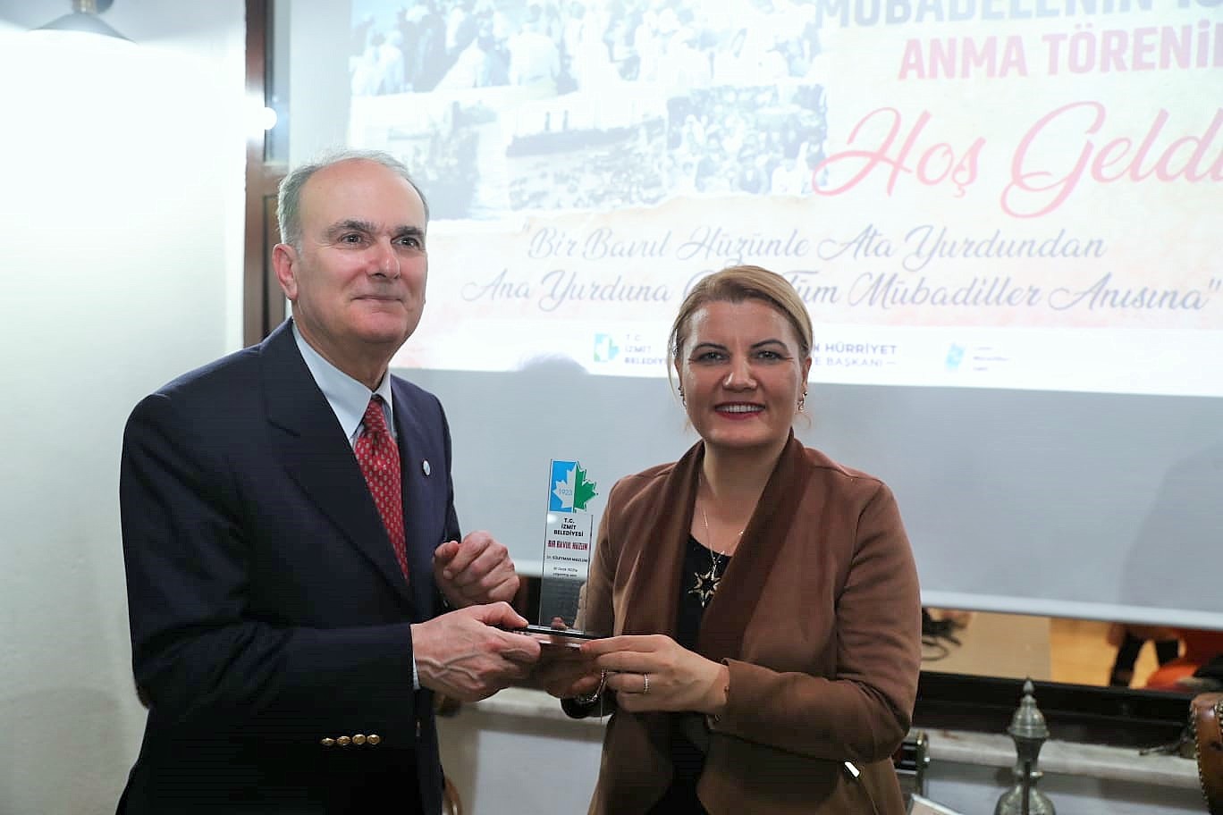 Başkan Hürriyet, Süleyman Mazlum'a plaket takdim ederken