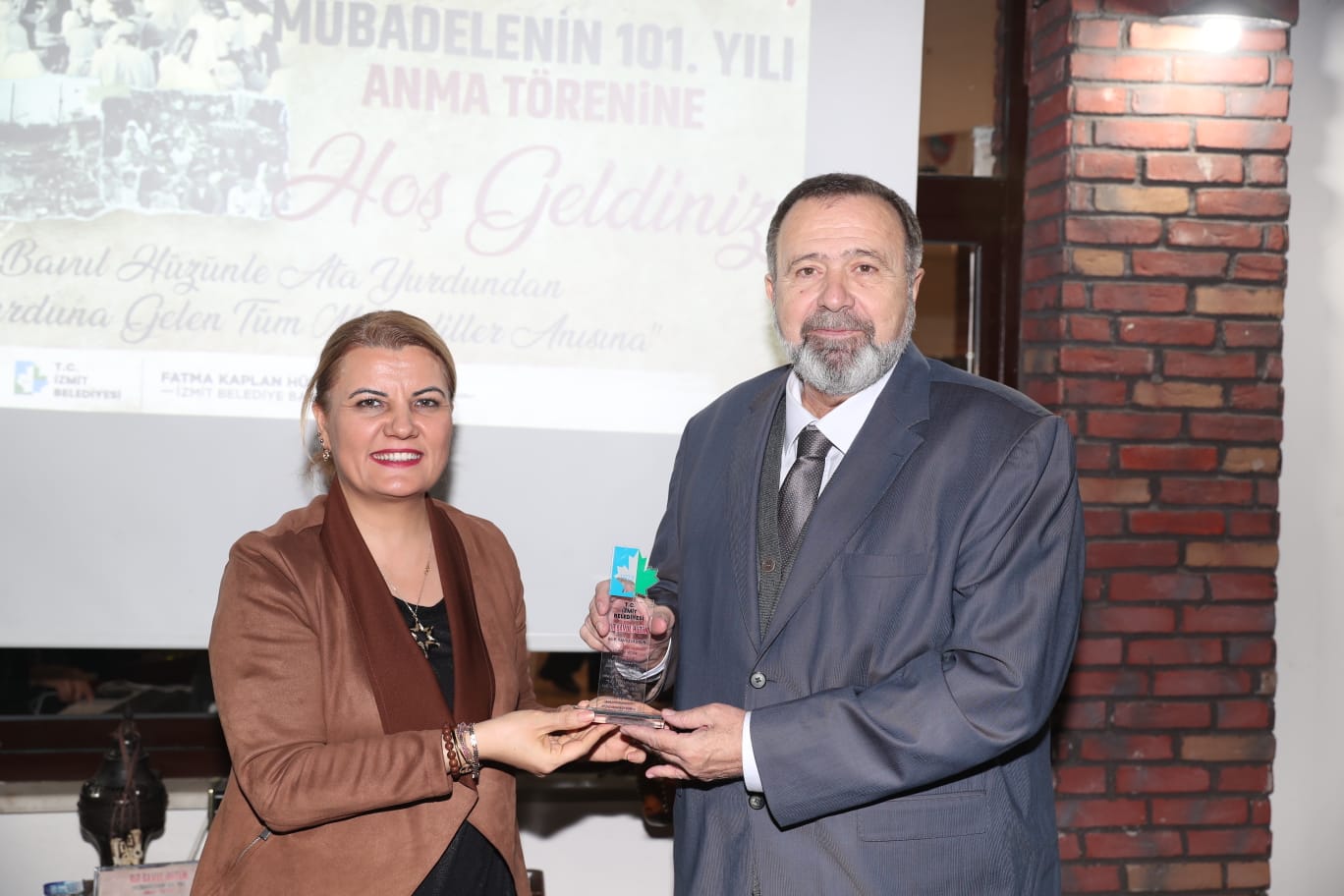 Başkan Hürriyet, Yavuz Ulugün'e plaket takdim ederken