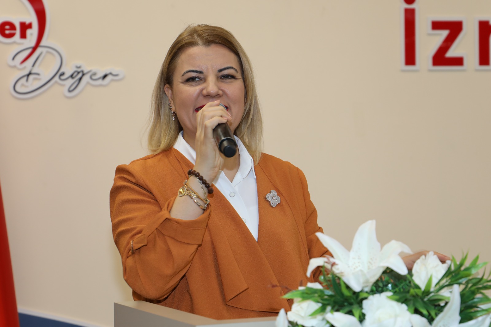 Baskan Hürriyet, _Iyiligi ve yüzünüzün gülmesini önemsiyoruz_ (1)