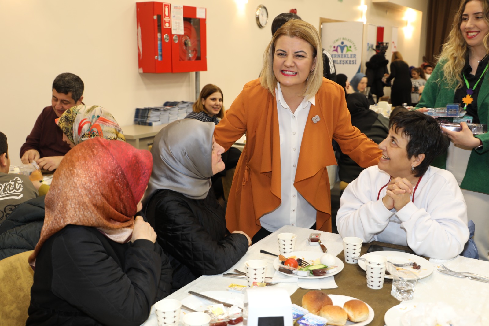 Baskan Hürriyet, _Iyiligi ve yüzünüzün gülmesini önemsiyoruz_ (2)