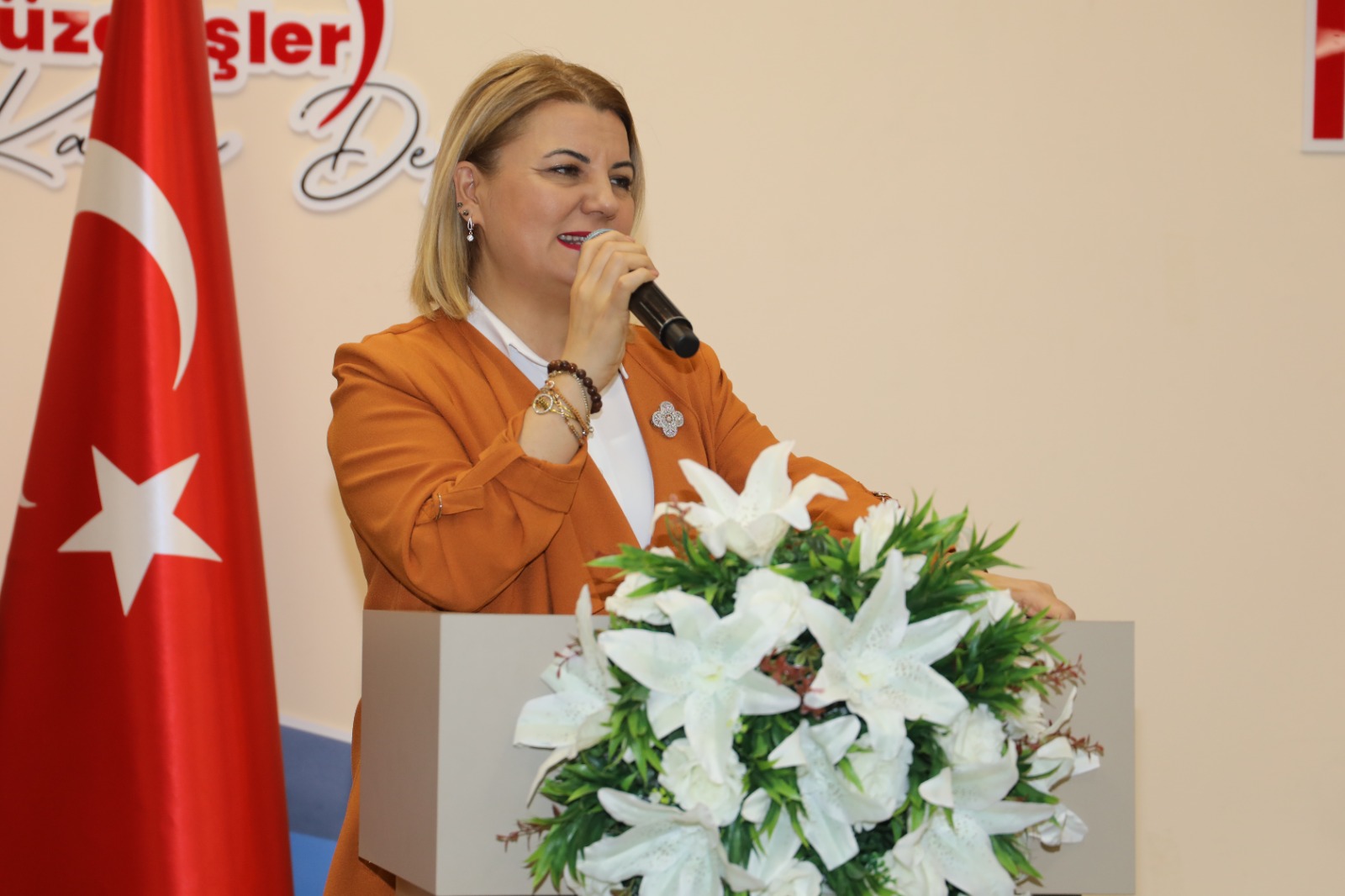 Baskan Hürriyet, _Iyiligi ve yüzünüzün gülmesini önemsiyoruz_ (3)