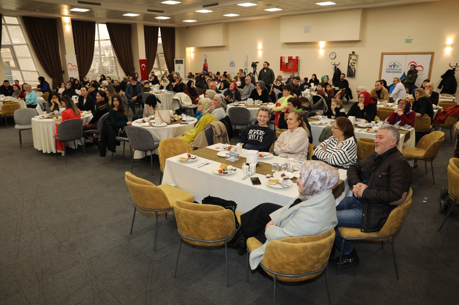 Baskan Hürriyet, _Iyiligi ve yüzünüzün gülmesini önemsiyoruz_ (6)