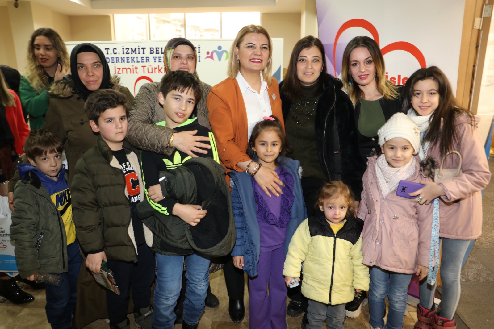 Baskan Hürriyet, _Iyiligi ve yüzünüzün gülmesini önemsiyoruz_ (7)