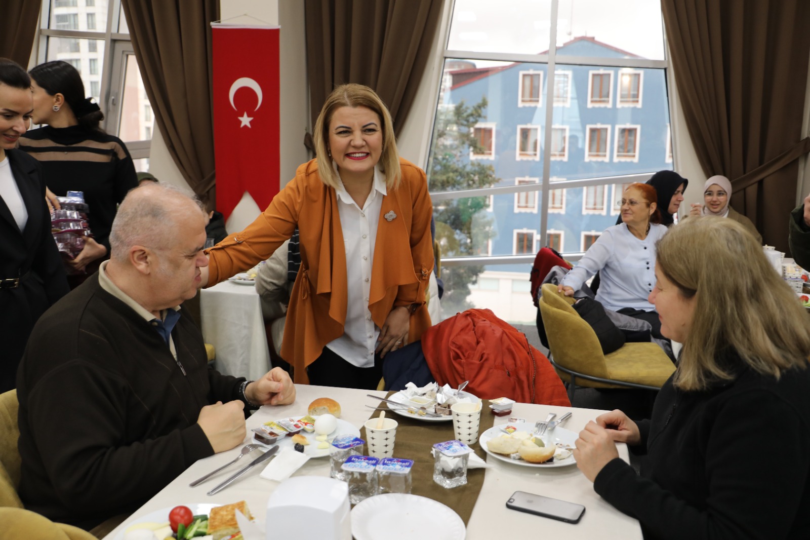 Baskan Hürriyet, _Iyiligi ve yüzünüzün gülmesini önemsiyoruz_ (8)