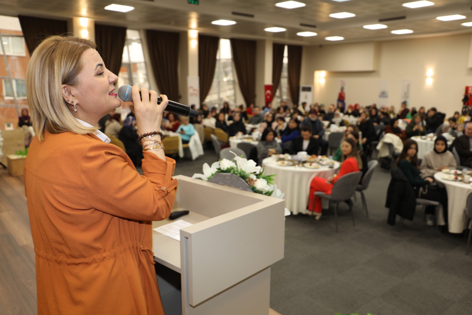 Baskan Hürriyet, _Iyiligi ve yüzünüzün gülmesini önemsiyoruz_ (9)