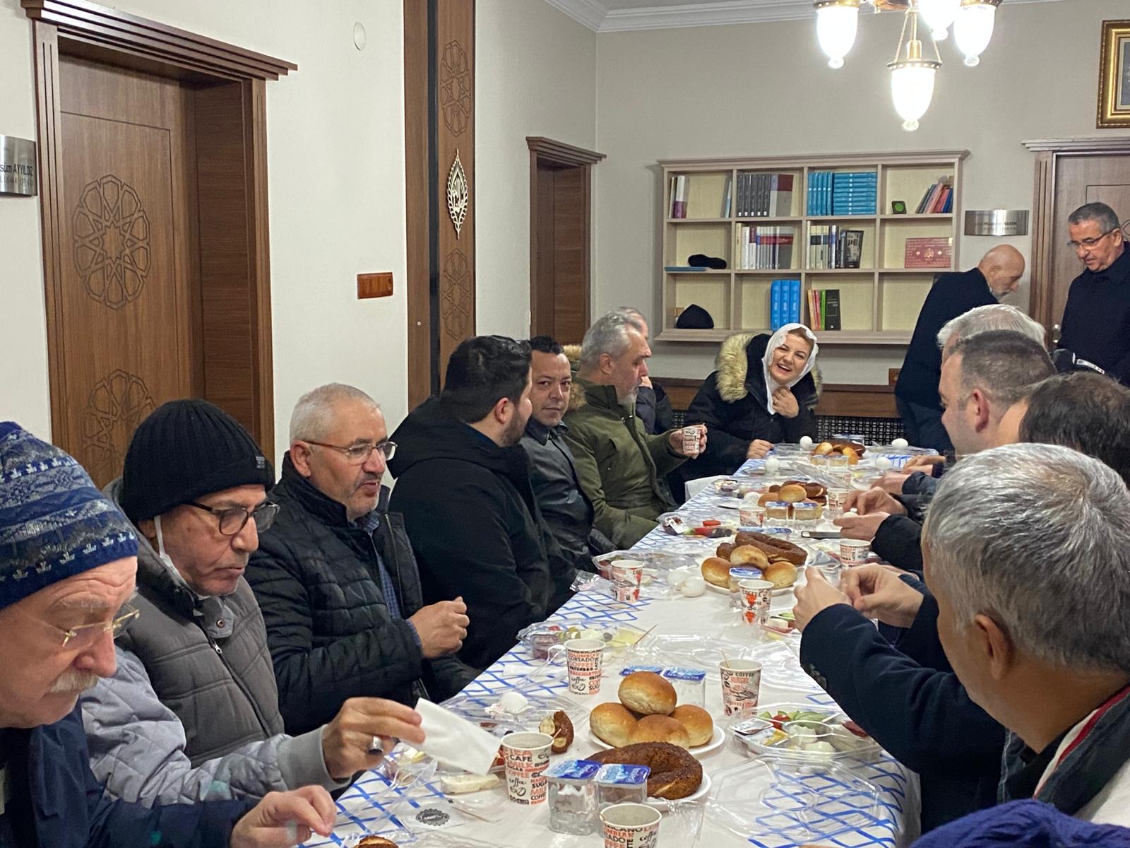 Baskan Hürriyet, bu sabah Prof. Dr. Mahmud Esad Cosan Camii cemaatiyle bulustu (2)