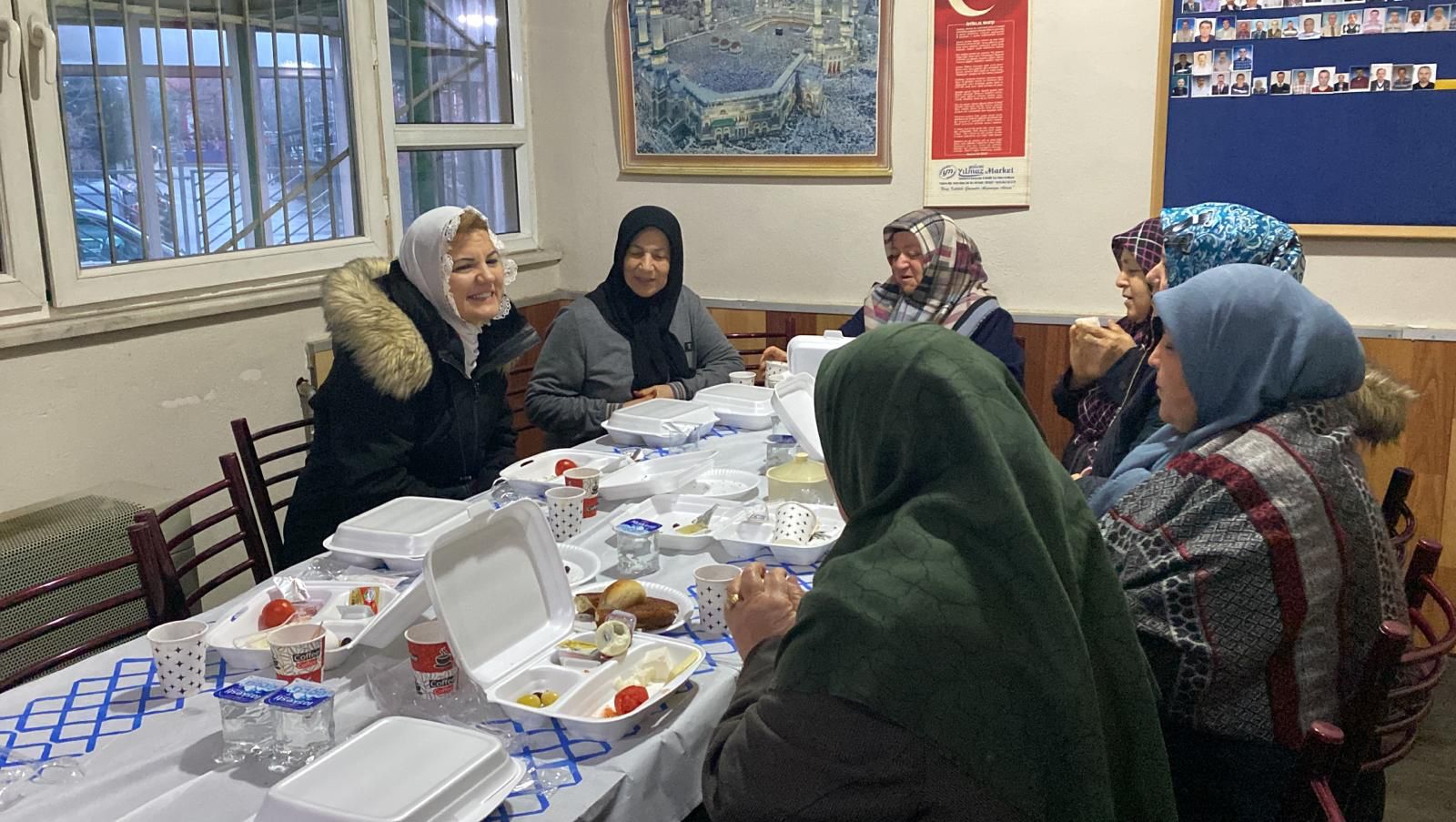Baskan Hürriyet gece gündüz demeden Izmitlilerle bulusmaya devam ediyor (2)