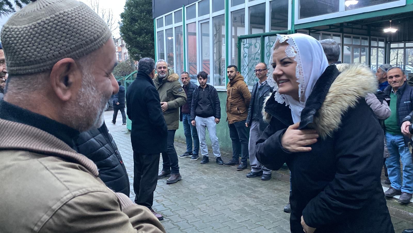 Baskan Hürriyet gece gündüz demeden Izmitlilerle bulusmaya devam ediyor (3)
