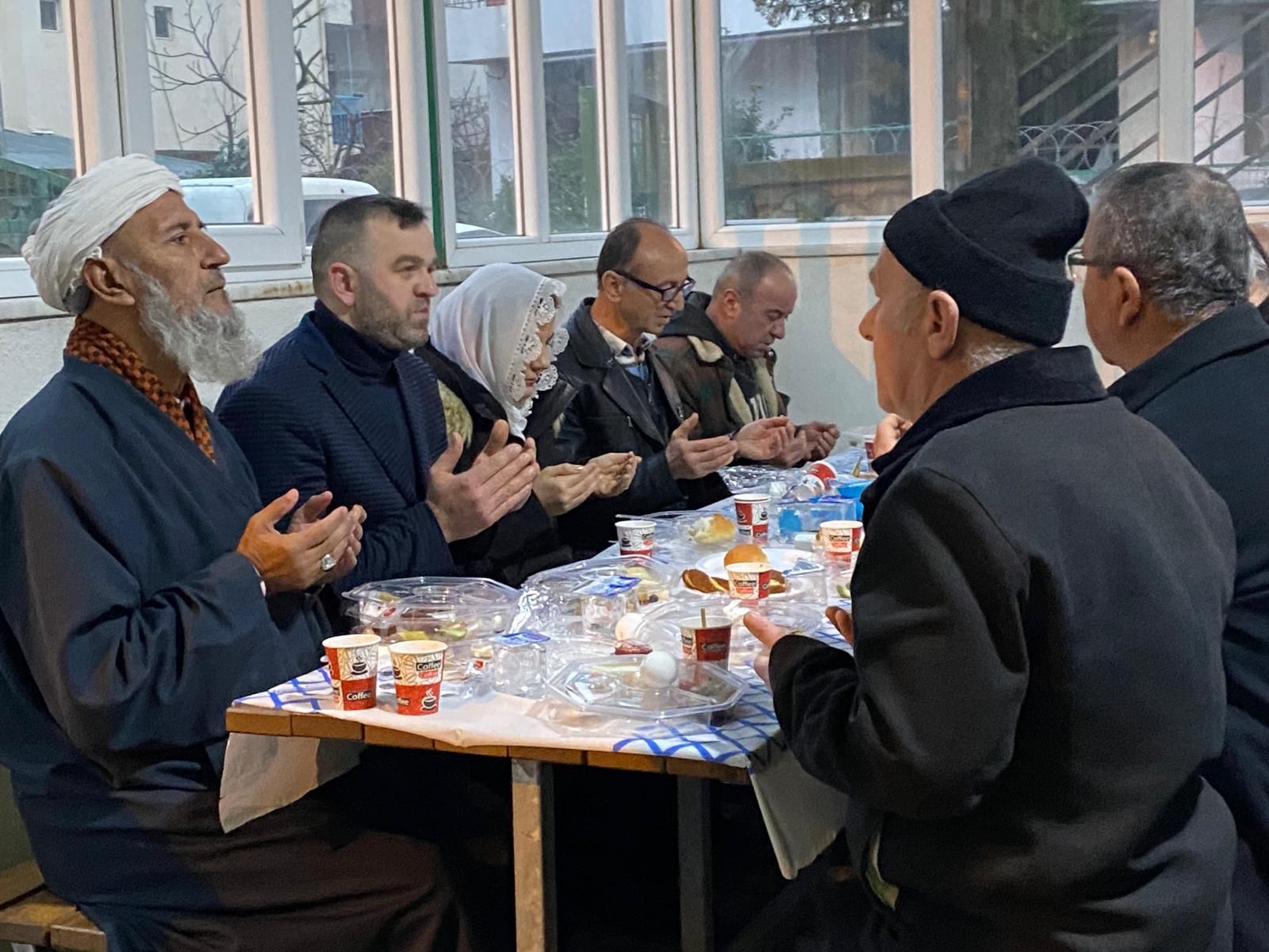 Baskan Hürriyet gece gündüz demeden Izmitlilerle bulusmaya devam ediyor (4)