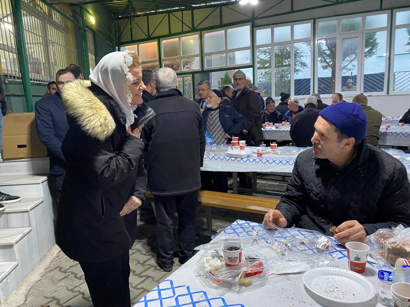 Baskan Hürriyet gece gündüz demeden Izmitlilerle bulusmaya devam ediyor (6)