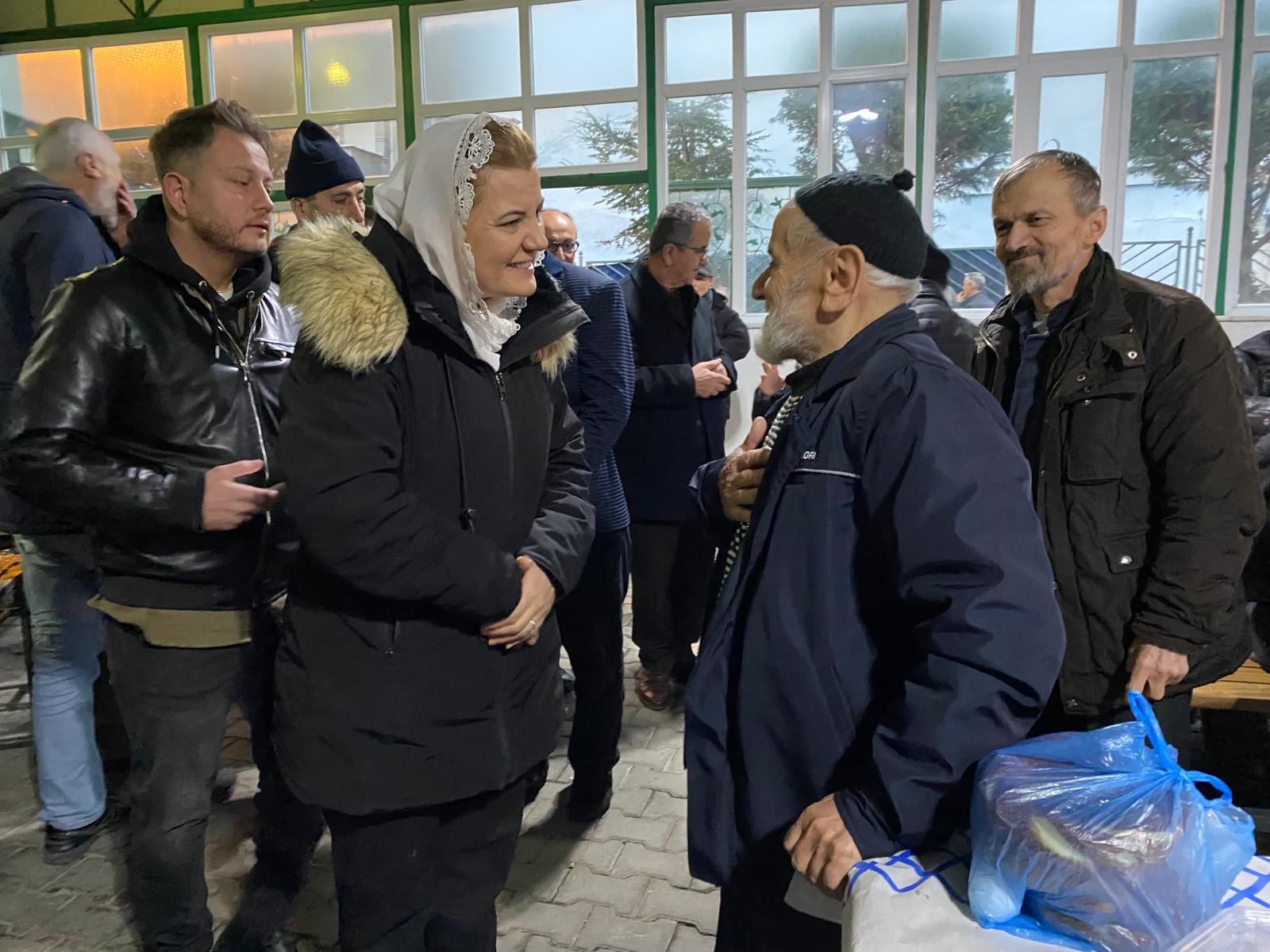 Baskan Hürriyet gece gündüz demeden Izmitlilerle bulusmaya devam ediyor (7)
