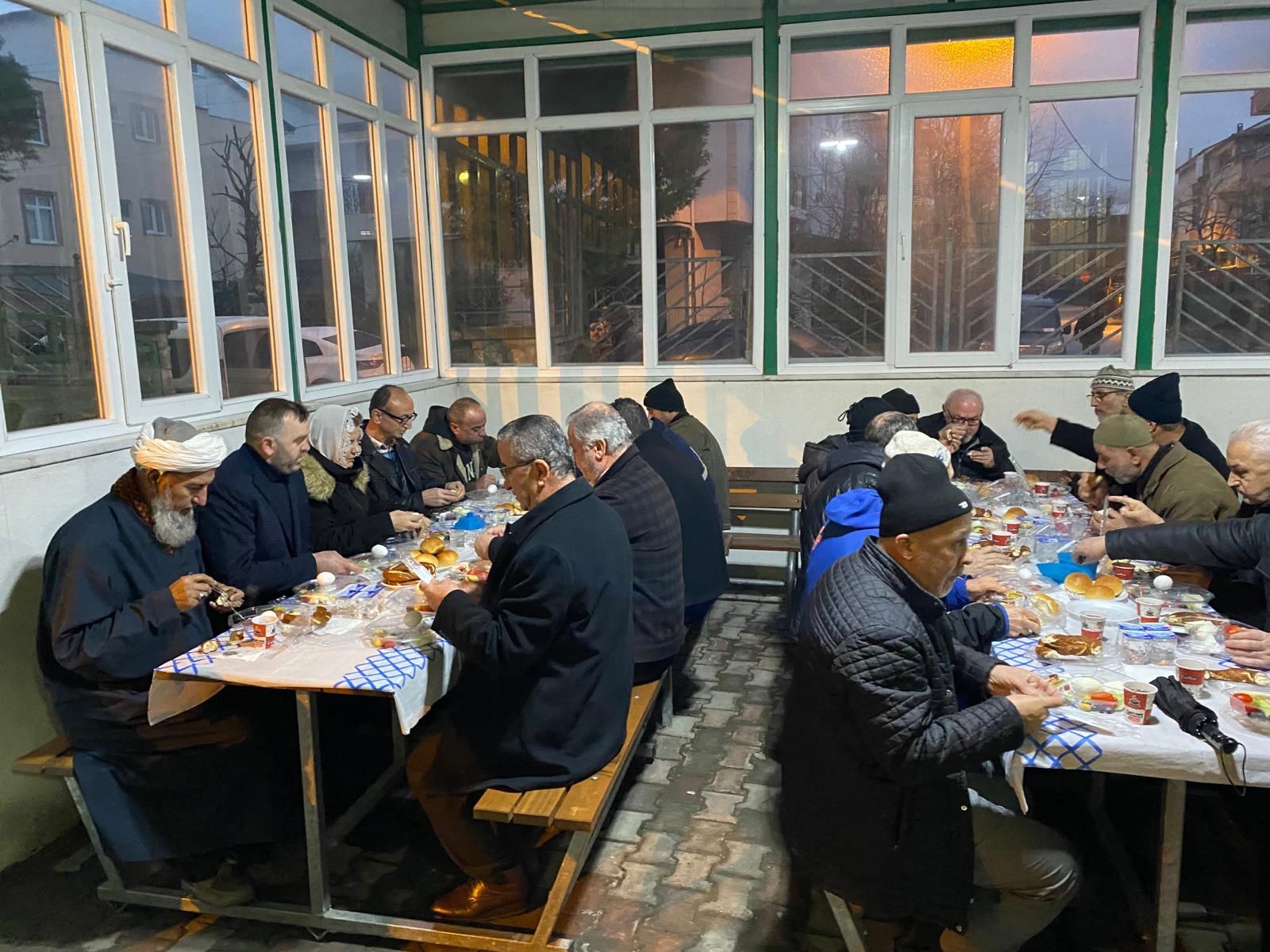 Baskan Hürriyet gece gündüz demeden Izmitlilerle bulusmaya devam ediyor (8)