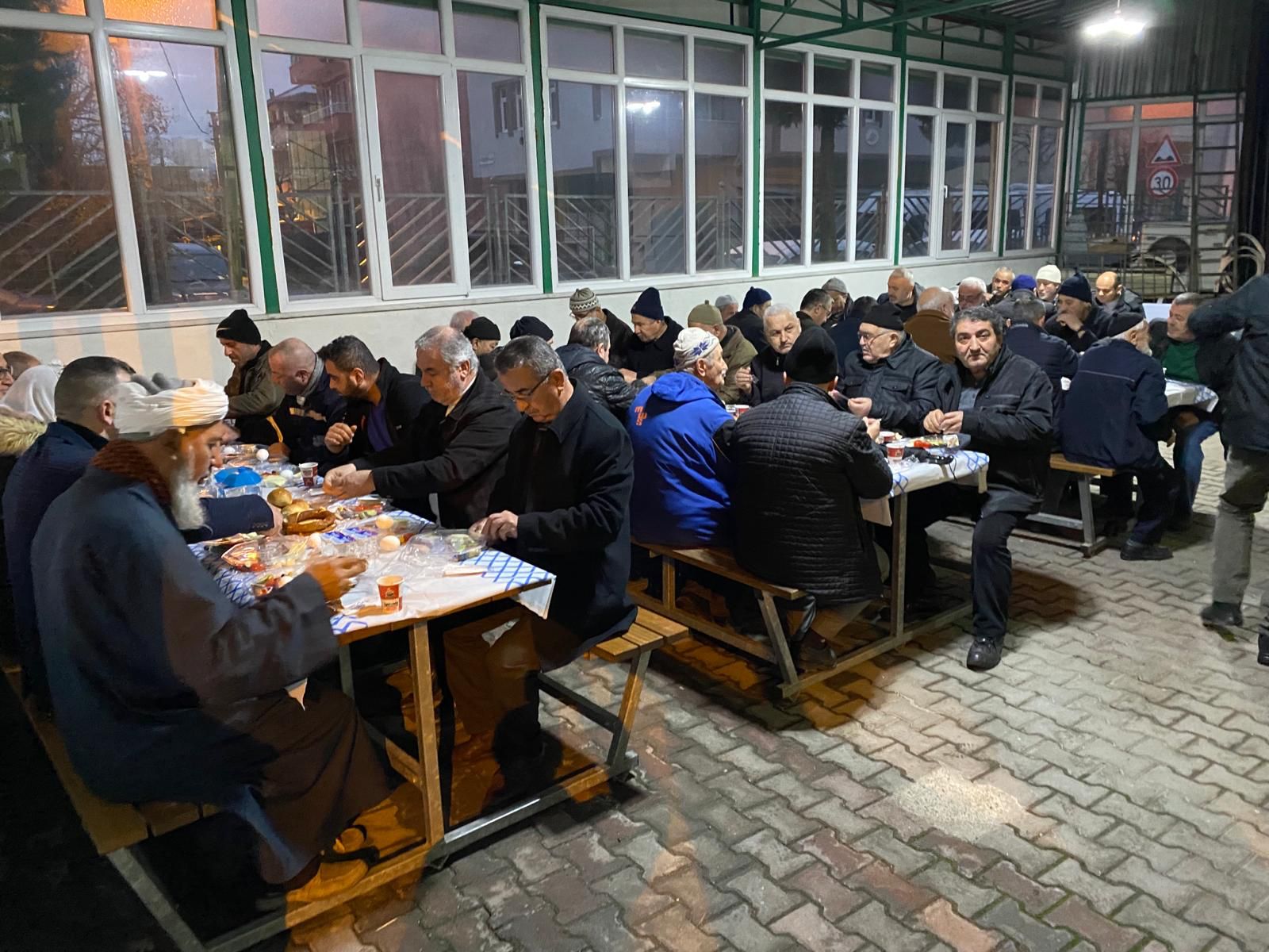 Baskan Hürriyet gece gündüz demeden Izmitlilerle bulusmaya devam ediyor (9)
