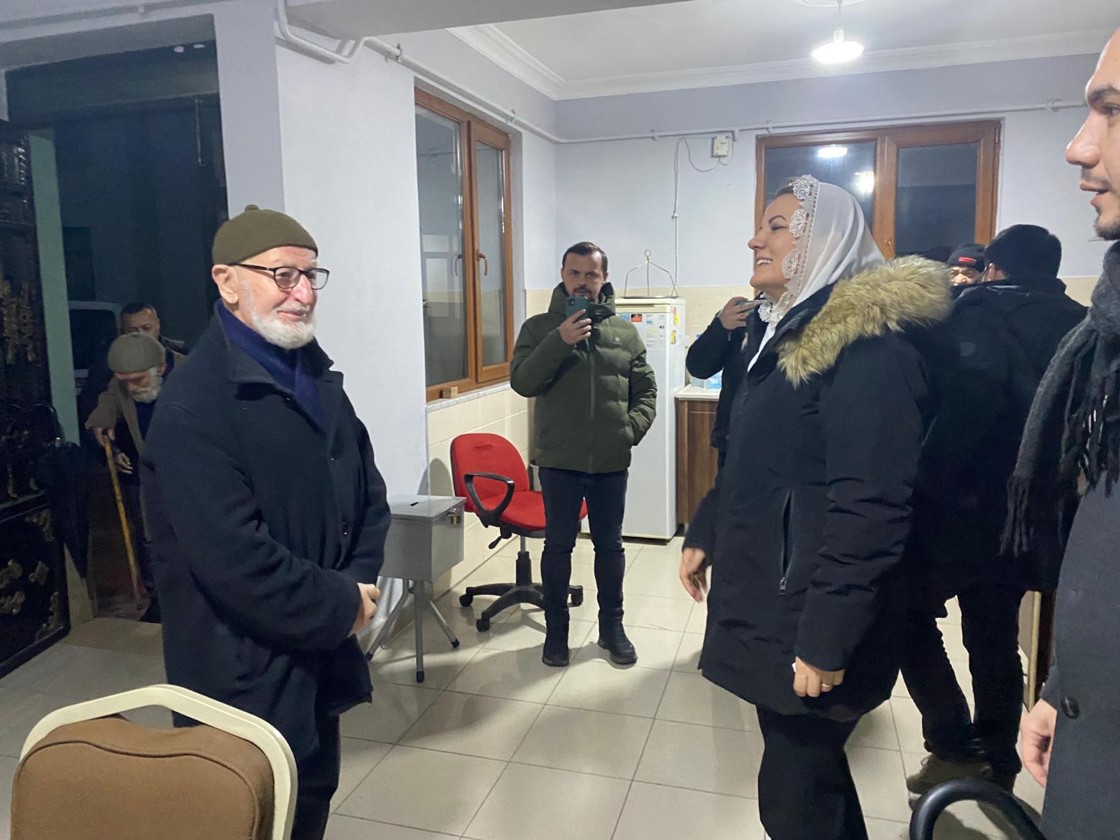 Başkan Hürriyet günün her saati vatandaşlarla omuz omuza (1)