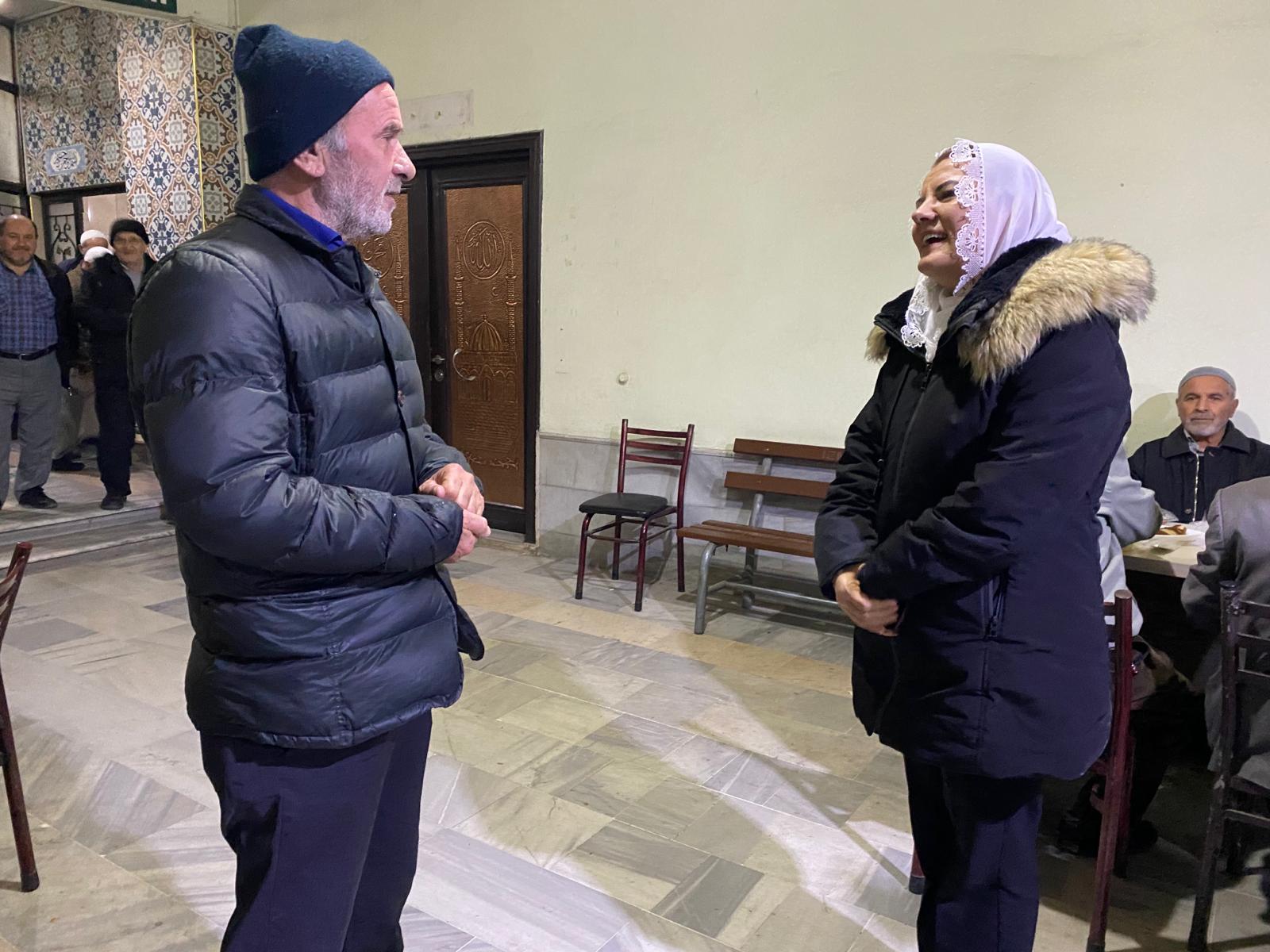 Baskan Hürriyet, sabahin ilk isiklarinda Sirinevler'de cemaat, esnaf ve isçilerle bulustu (1)