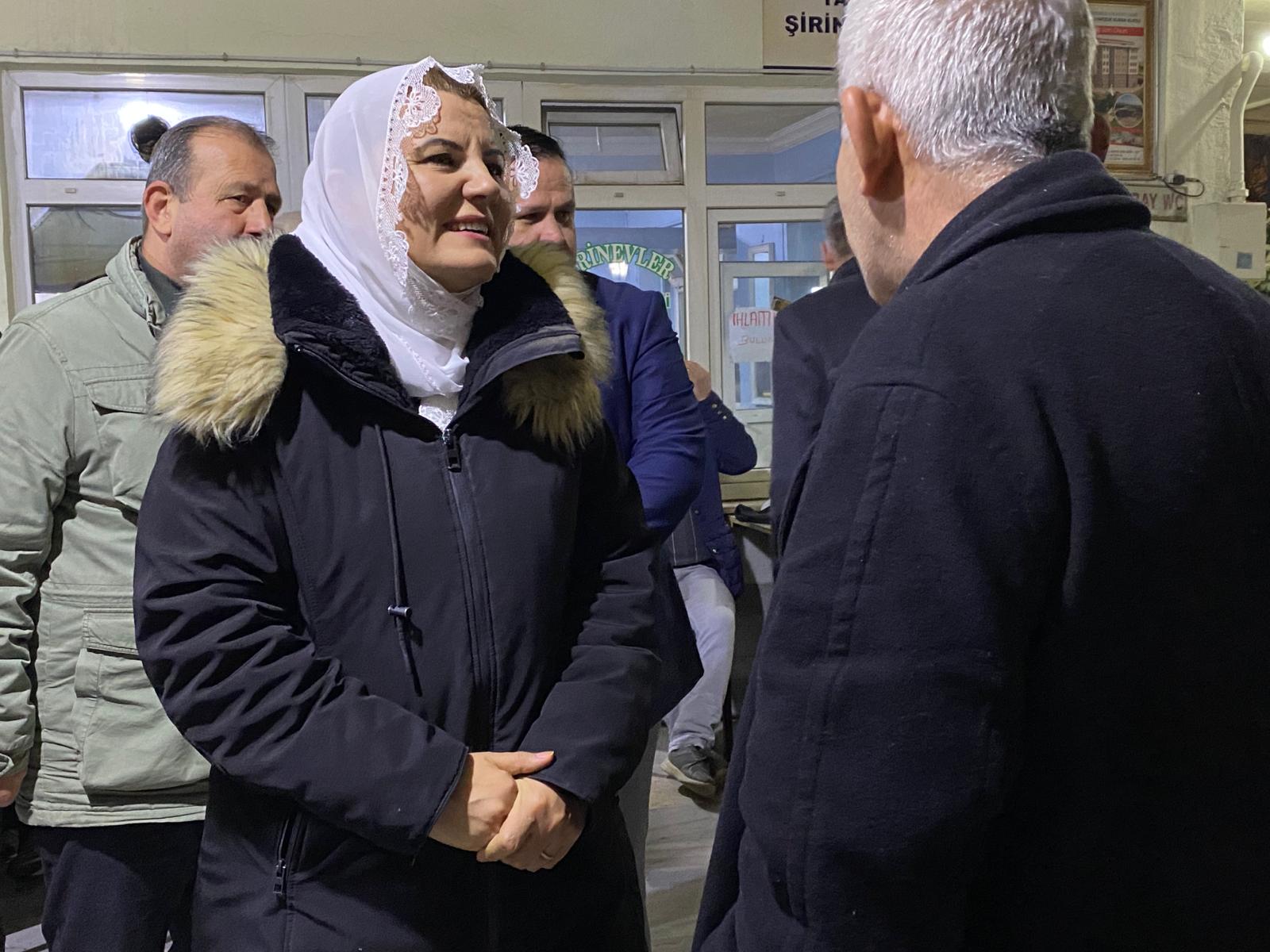 Baskan Hürriyet, sabahin ilk isiklarinda Sirinevler'de cemaat, esnaf ve isçilerle bulustu (11)