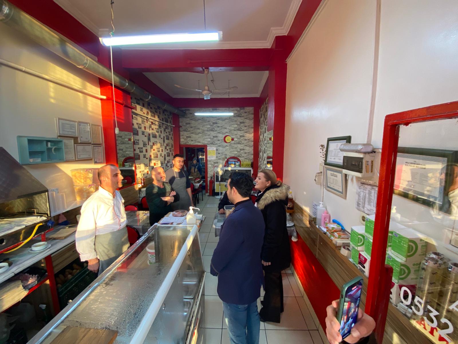 Baskan Hürriyet, sabahin ilk isiklarinda Sirinevler'de cemaat, esnaf ve isçilerle bulustu (12)