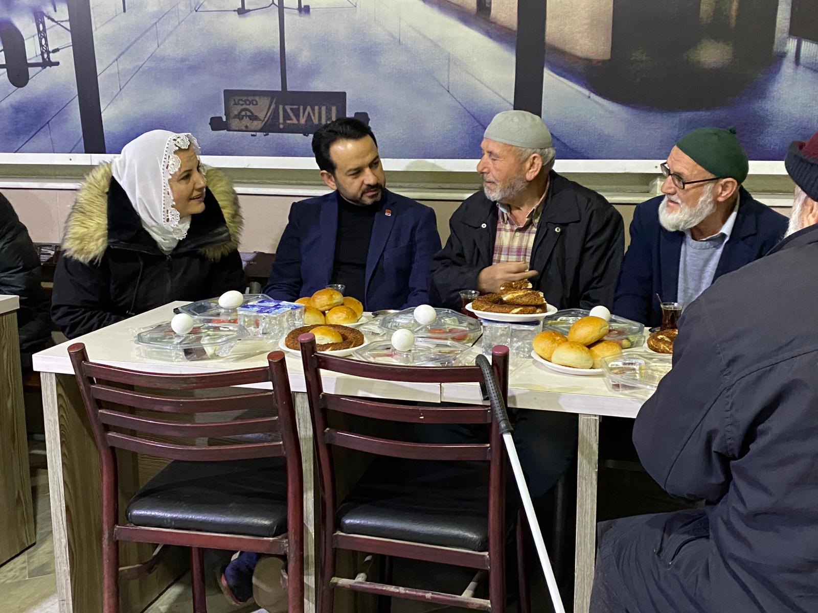 Baskan Hürriyet, sabahin ilk isiklarinda Sirinevler'de cemaat, esnaf ve isçilerle bulustu (13)