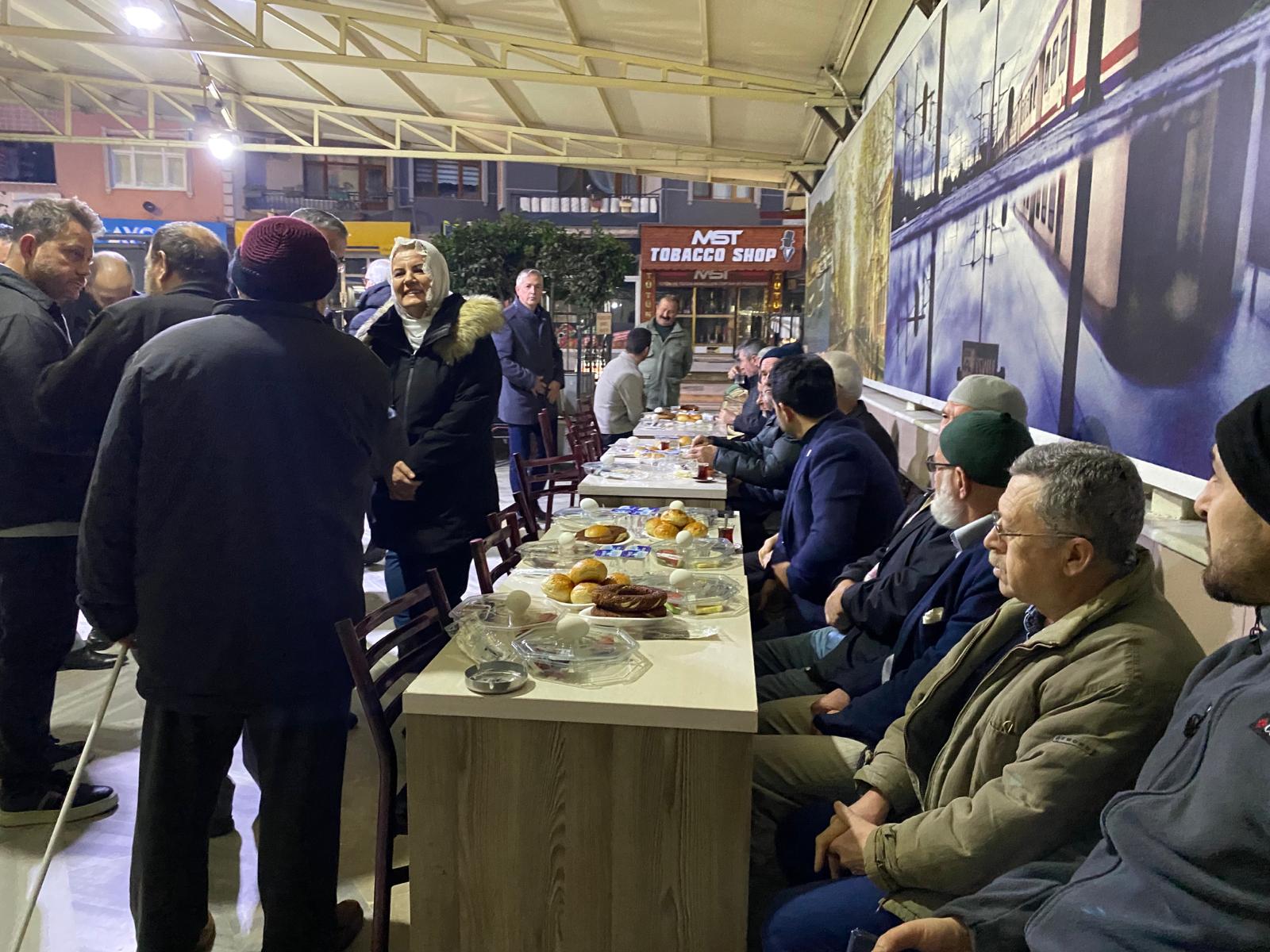 Baskan Hürriyet, sabahin ilk isiklarinda Sirinevler'de cemaat, esnaf ve isçilerle bulustu (2)