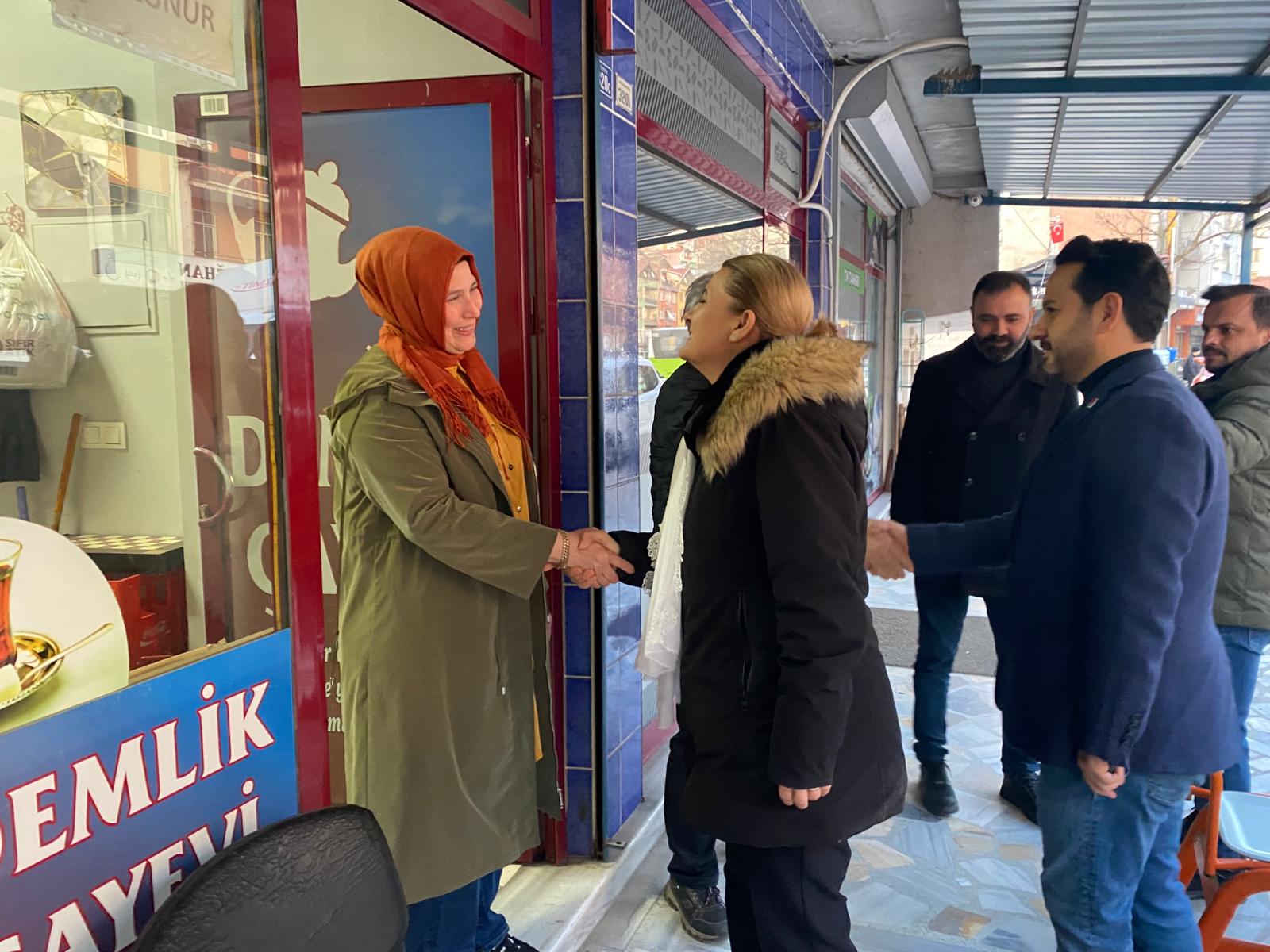 Baskan Hürriyet, sabahin ilk isiklarinda Sirinevler'de cemaat, esnaf ve isçilerle bulustu (4)