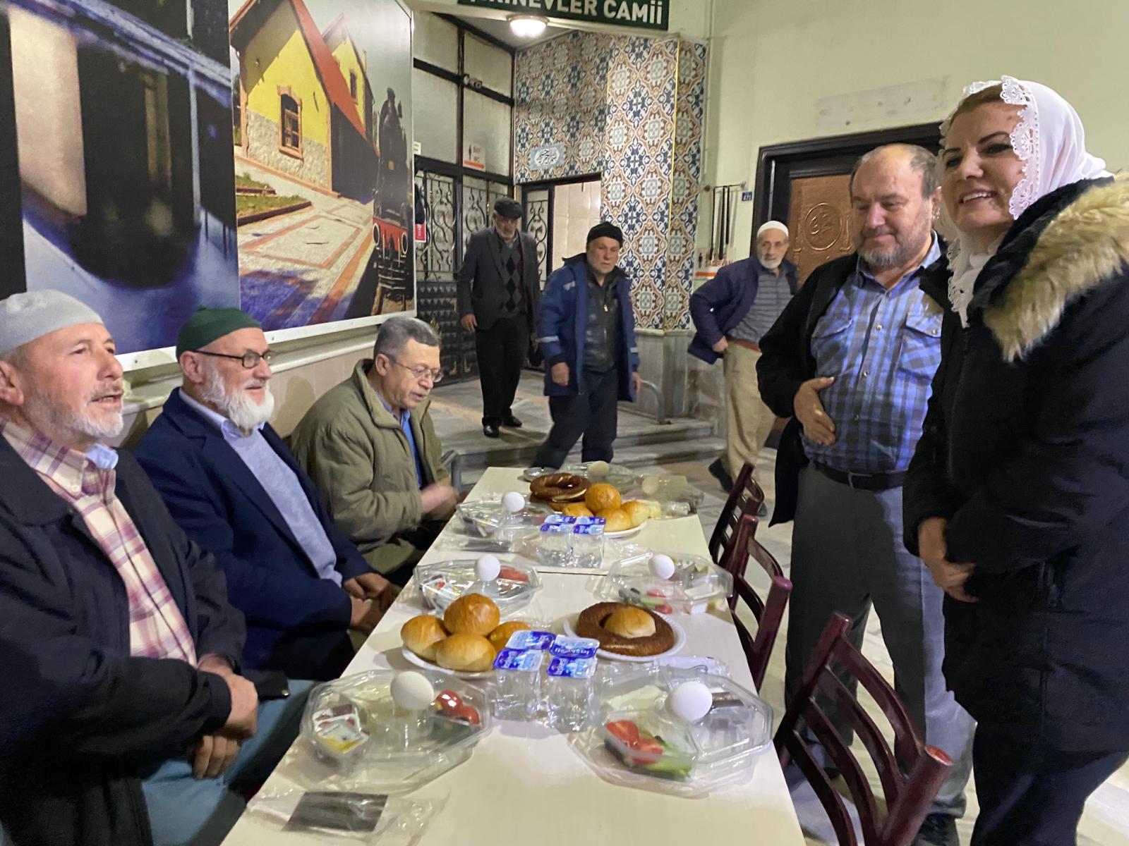 Baskan Hürriyet, sabahin ilk isiklarinda Sirinevler'de cemaat, esnaf ve isçilerle bulustu (6)