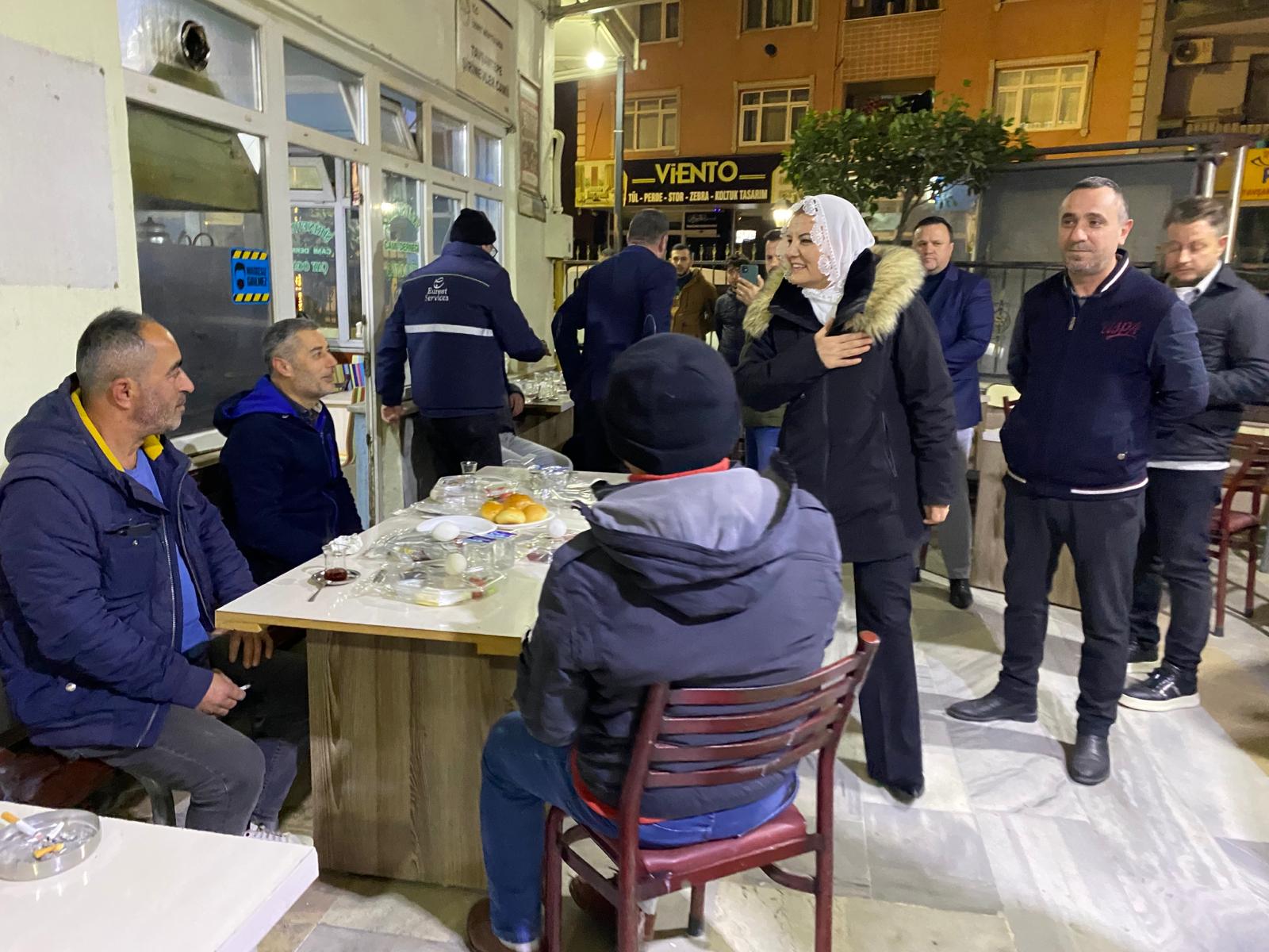 Baskan Hürriyet, sabahin ilk isiklarinda Sirinevler'de cemaat, esnaf ve isçilerle bulustu (7)