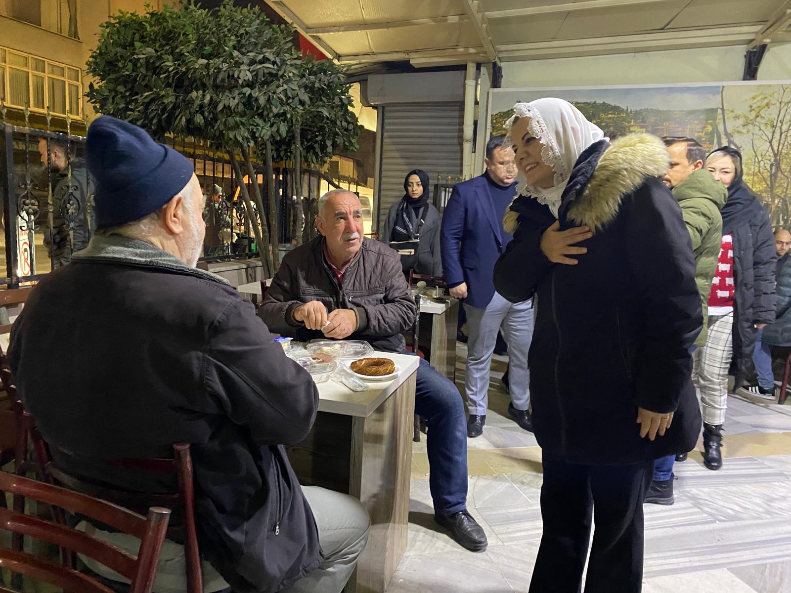 Baskan Hürriyet, sabahin ilk isiklarinda Sirinevler'de cemaat, esnaf ve isçilerle bulustu (8)