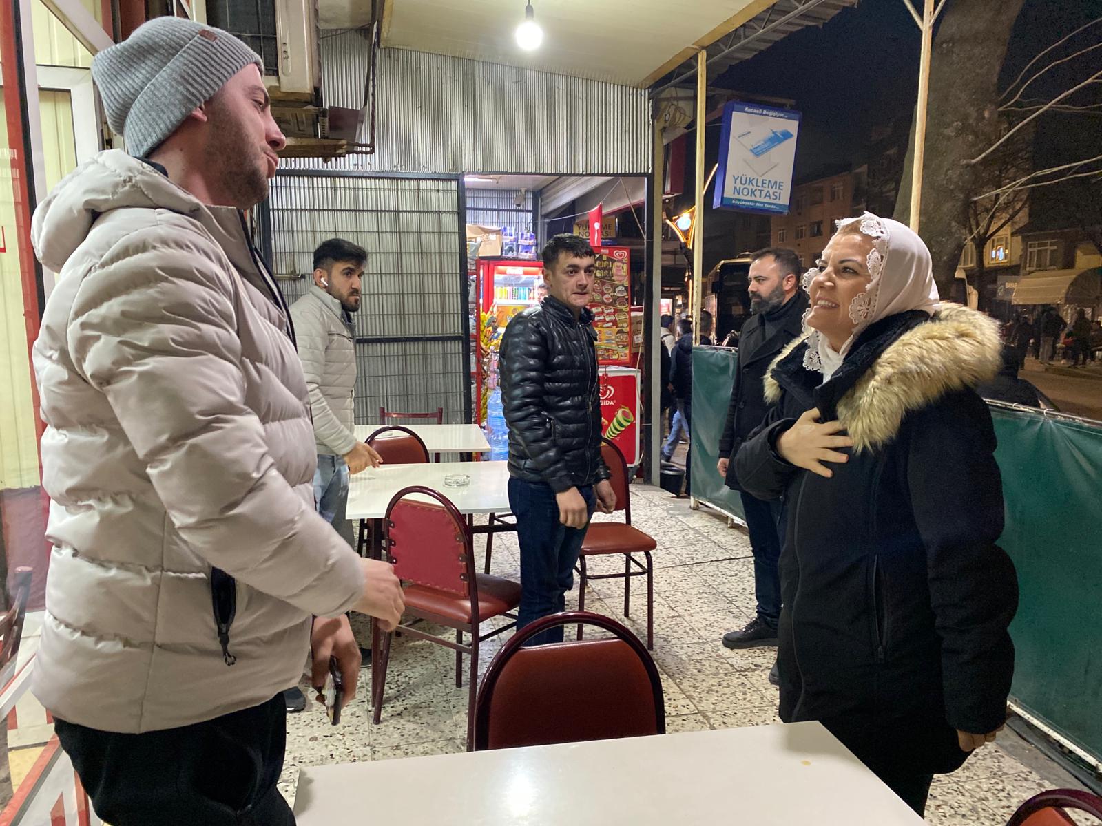 Baskan Hürriyet, sabahin ilk isiklarinda Sirinevler'de cemaat, esnaf ve isçilerle bulustu (9)