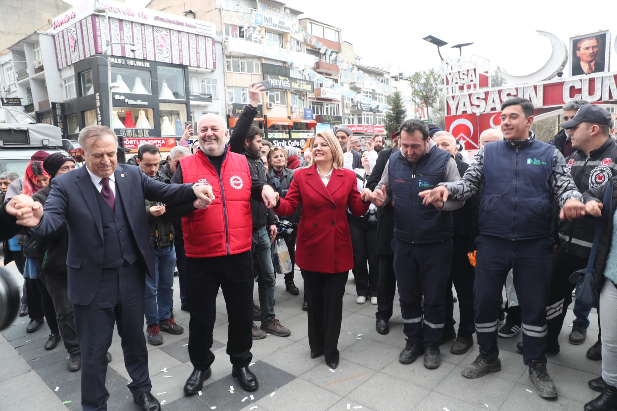 Hürriyet emekçiye sahip çıktı, emekçi Başkanını bağrına bastı (1)