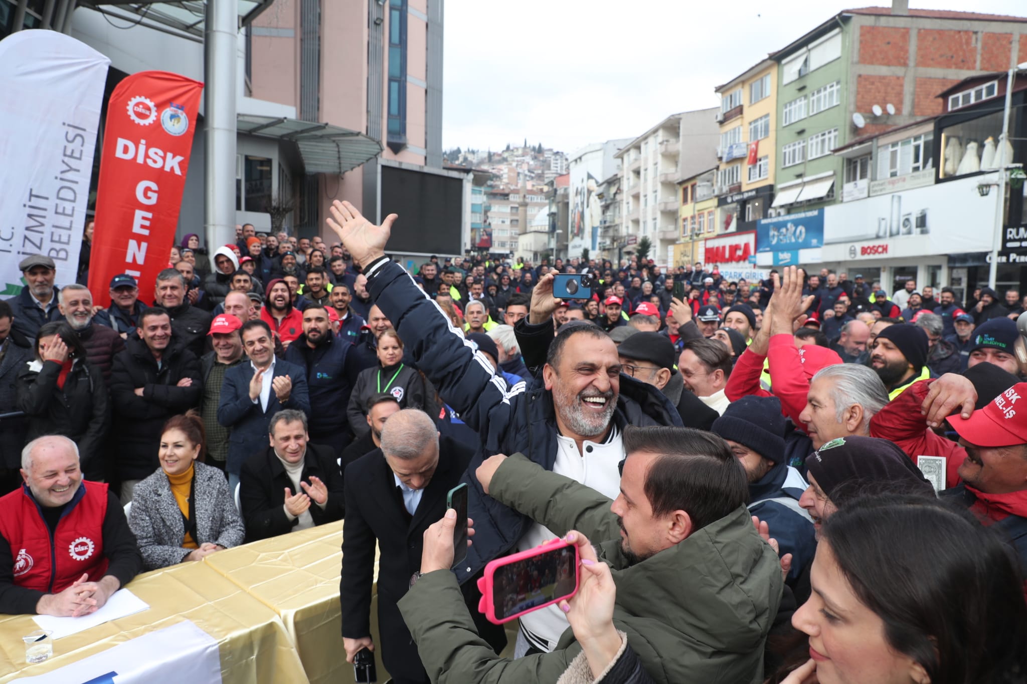 Hürriyet emekçiye sahip çıktı, emekçi Başkanını bağrına bastı (7)