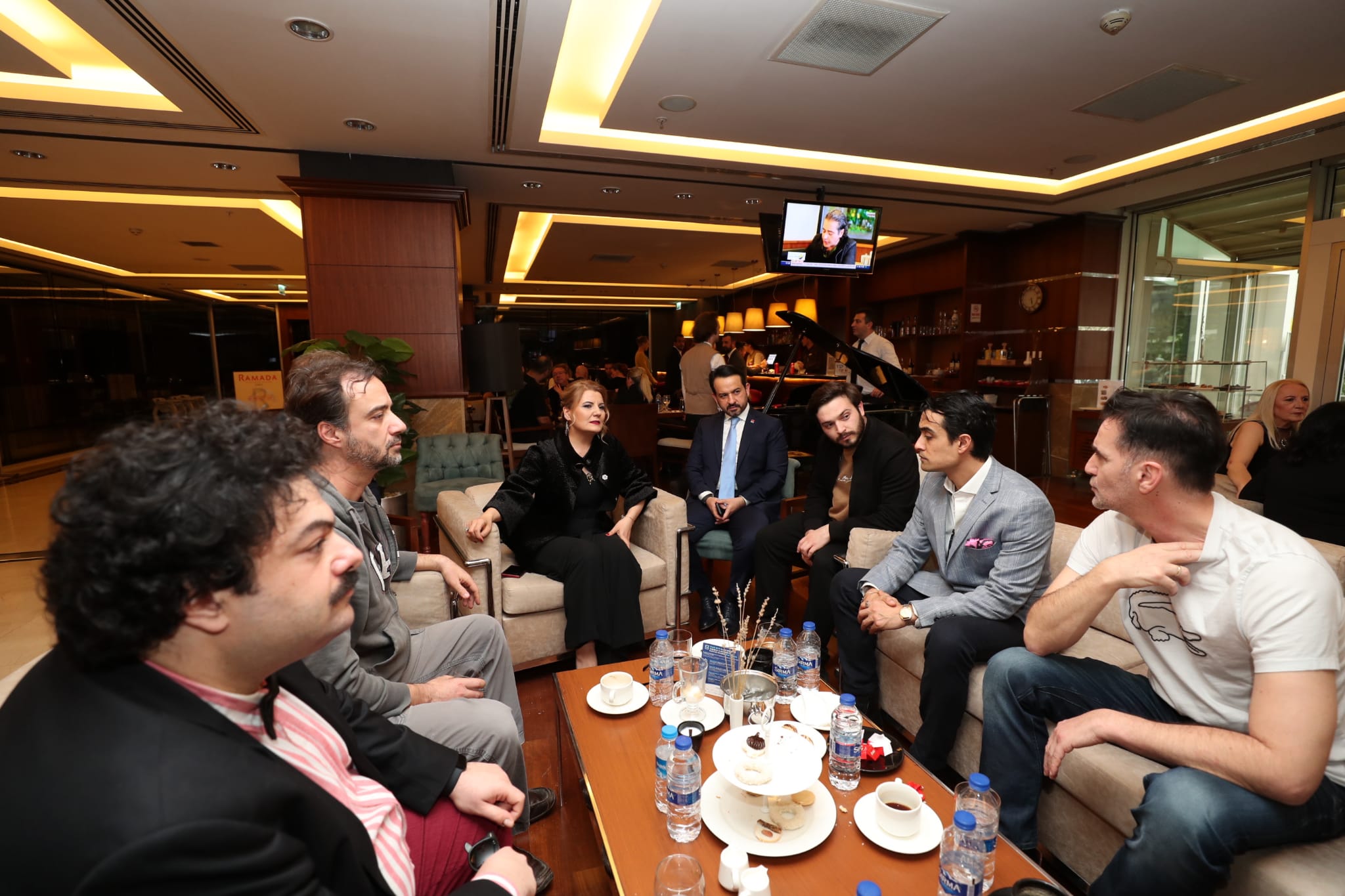 Hürriyet gala öncesi Leyla Hanım filminin oyuncularıyla buluştu (2)