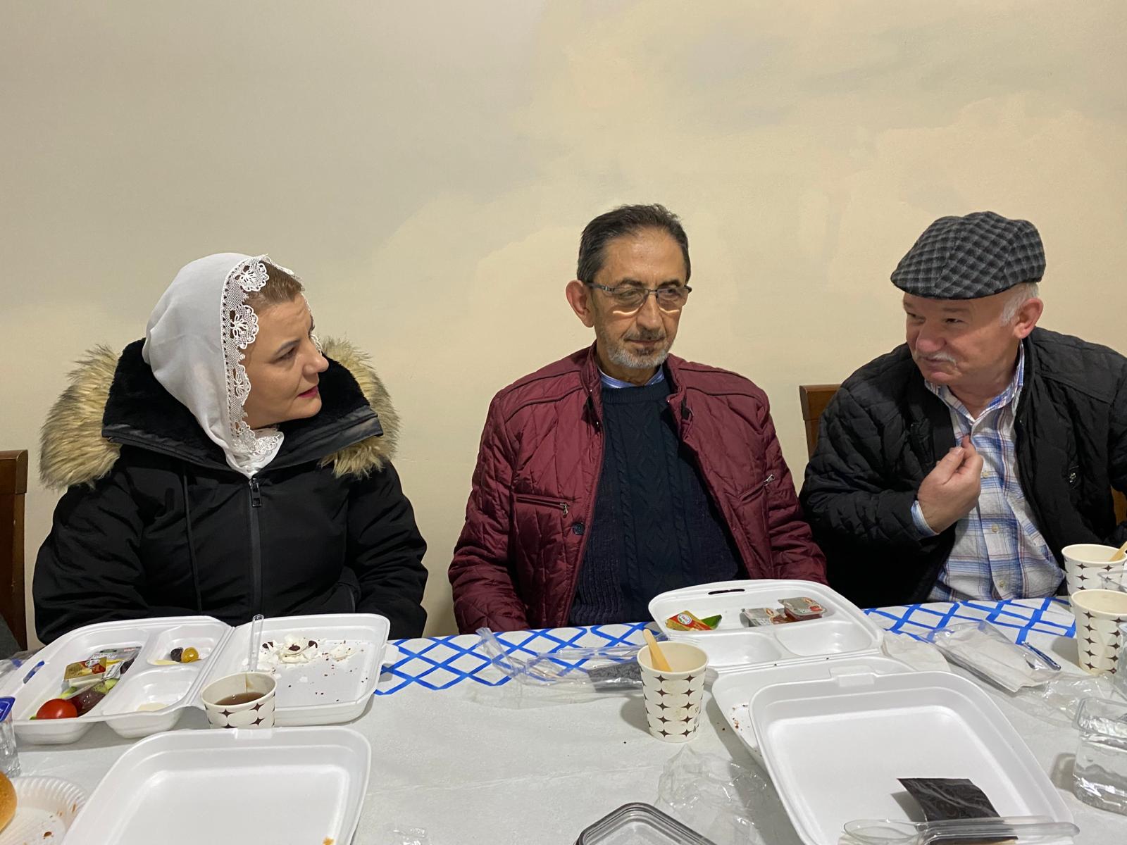 Hürriyet, sabah namazın sonrası Şeyh Edebali Camii cemaatiyle buluştu (1)