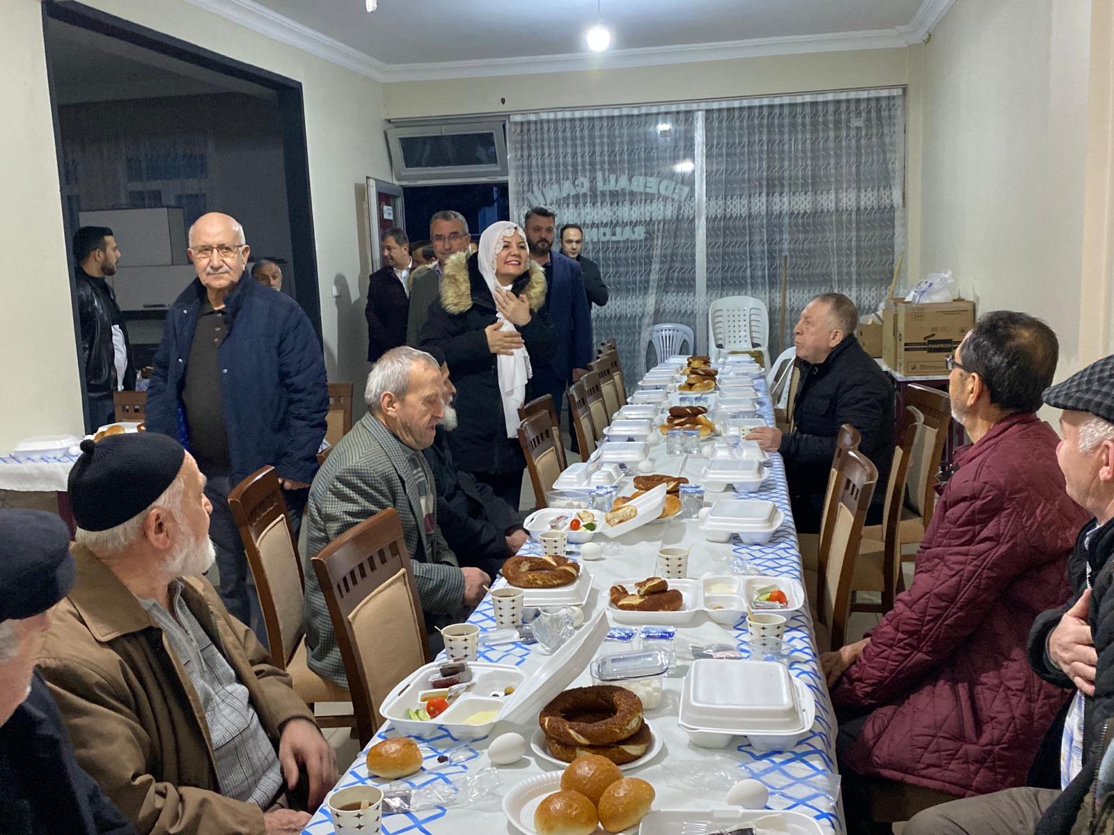 Hürriyet, sabah namazın sonrası Şeyh Edebali Camii cemaatiyle buluştu (3)