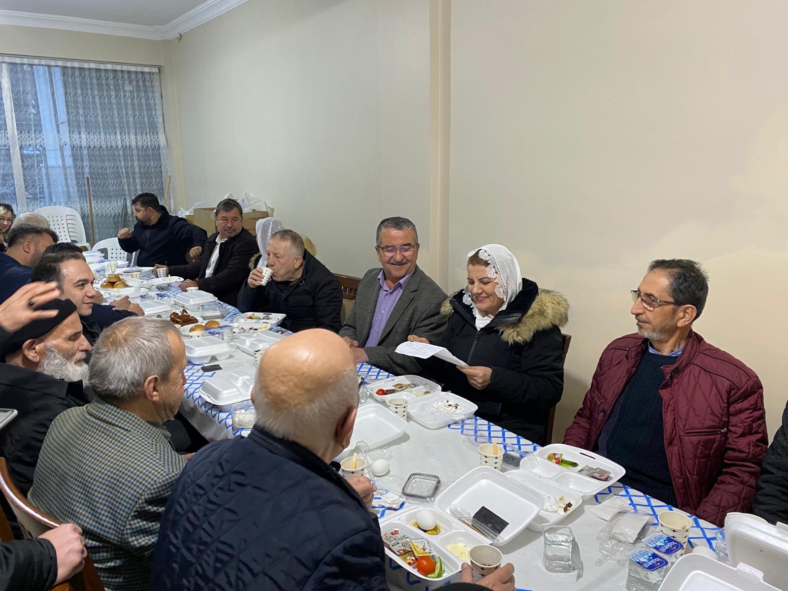 Hürriyet, sabah namazın sonrası Şeyh Edebali Camii cemaatiyle buluştu (4)