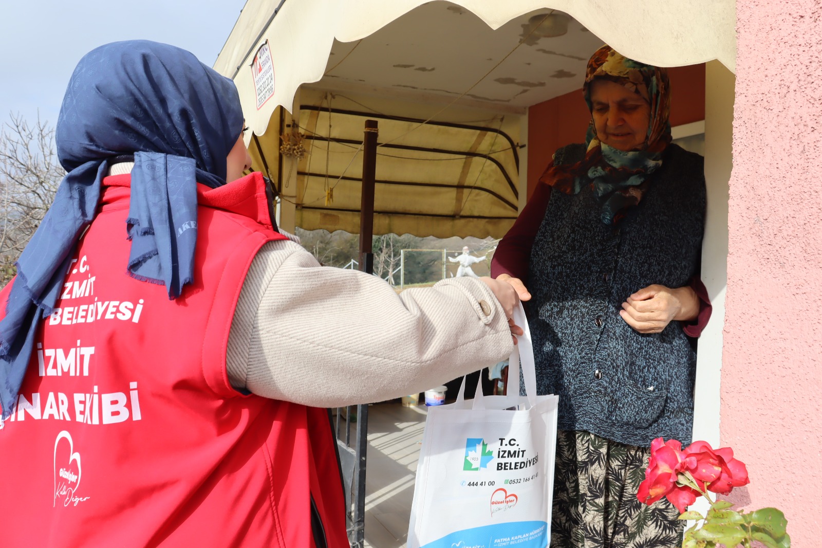 İzmit Belediyesi Çınar Ekibi Ambarcı ve Kaynarca Köyü sakinleriyle buluştu (7)