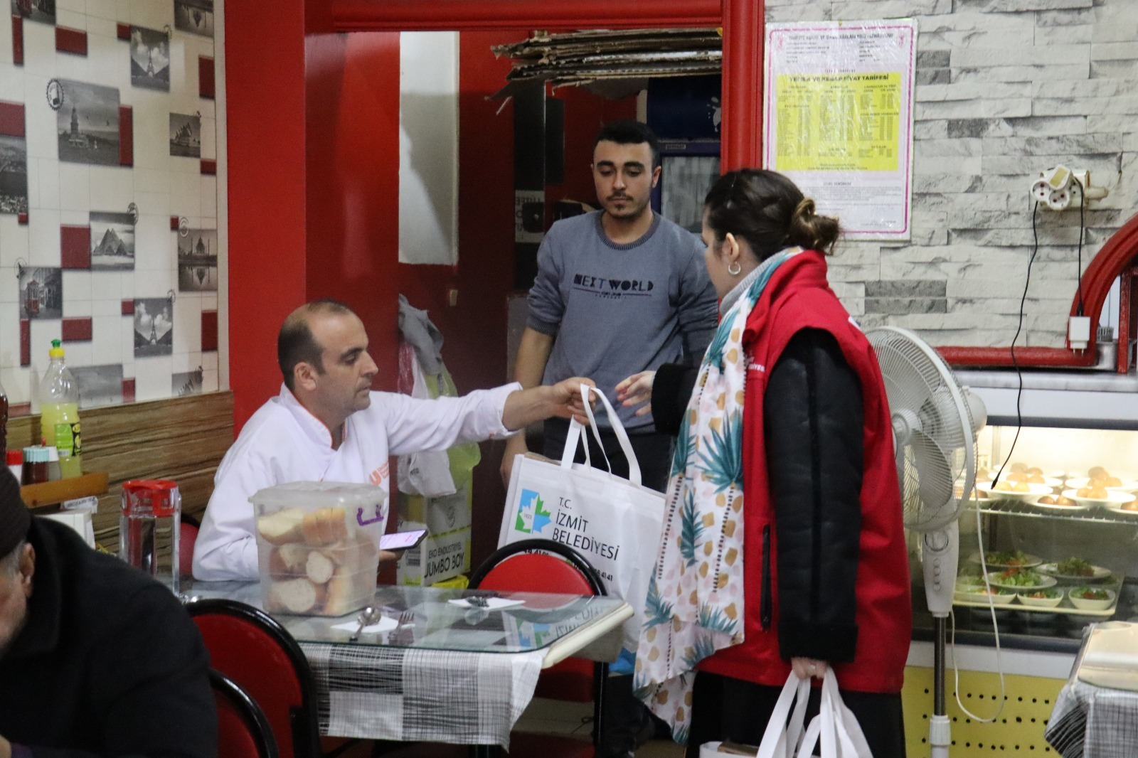 İzmit Belediyesi Çınar Ekibi Bekirdere esnafını ziyaret etti (2)