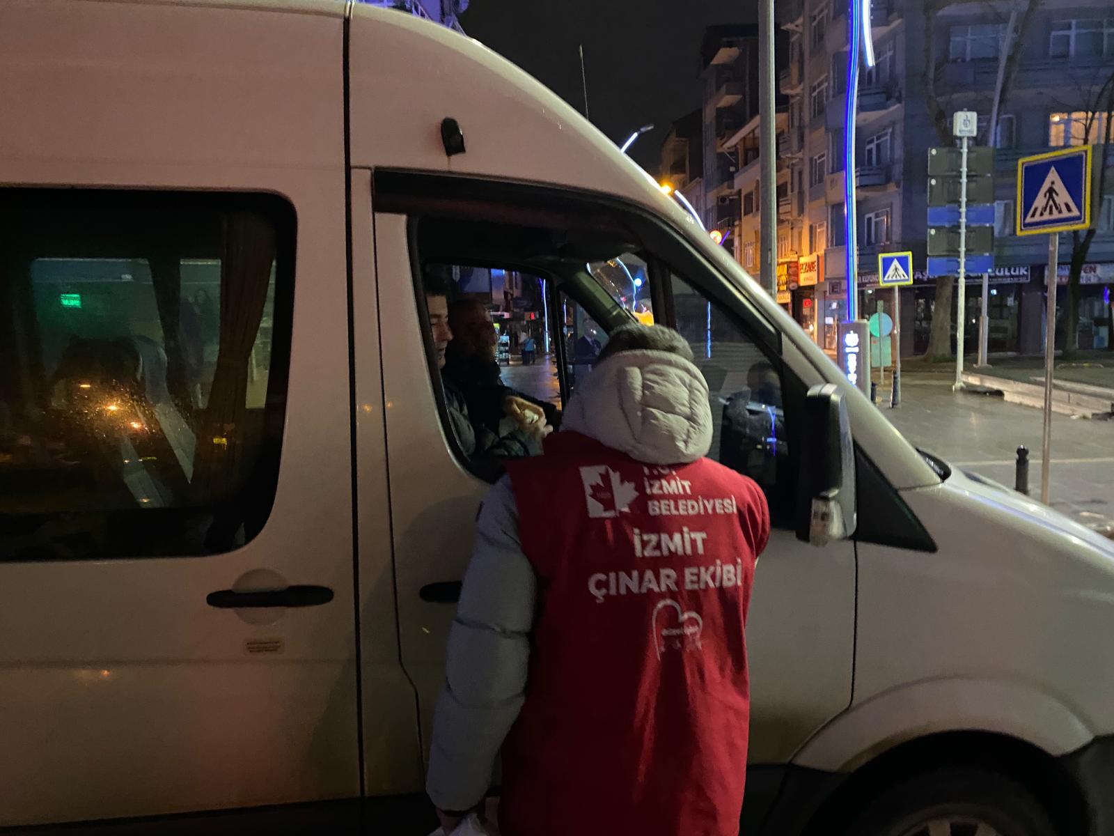 İzmit Belediyesi Çınar Ekibi sabahın erken saatinde sahada (1)