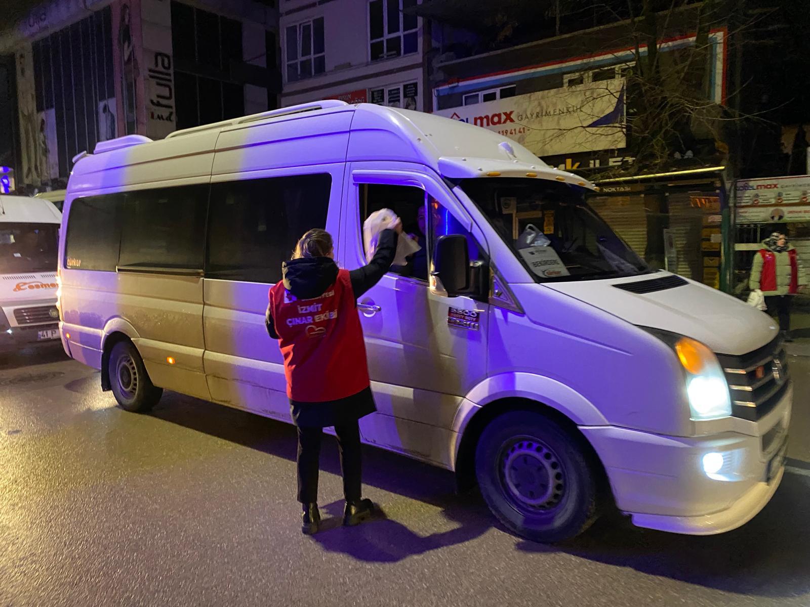 İzmit Belediyesi Çınar Ekibi sabahın erken saatinde sahada (4)