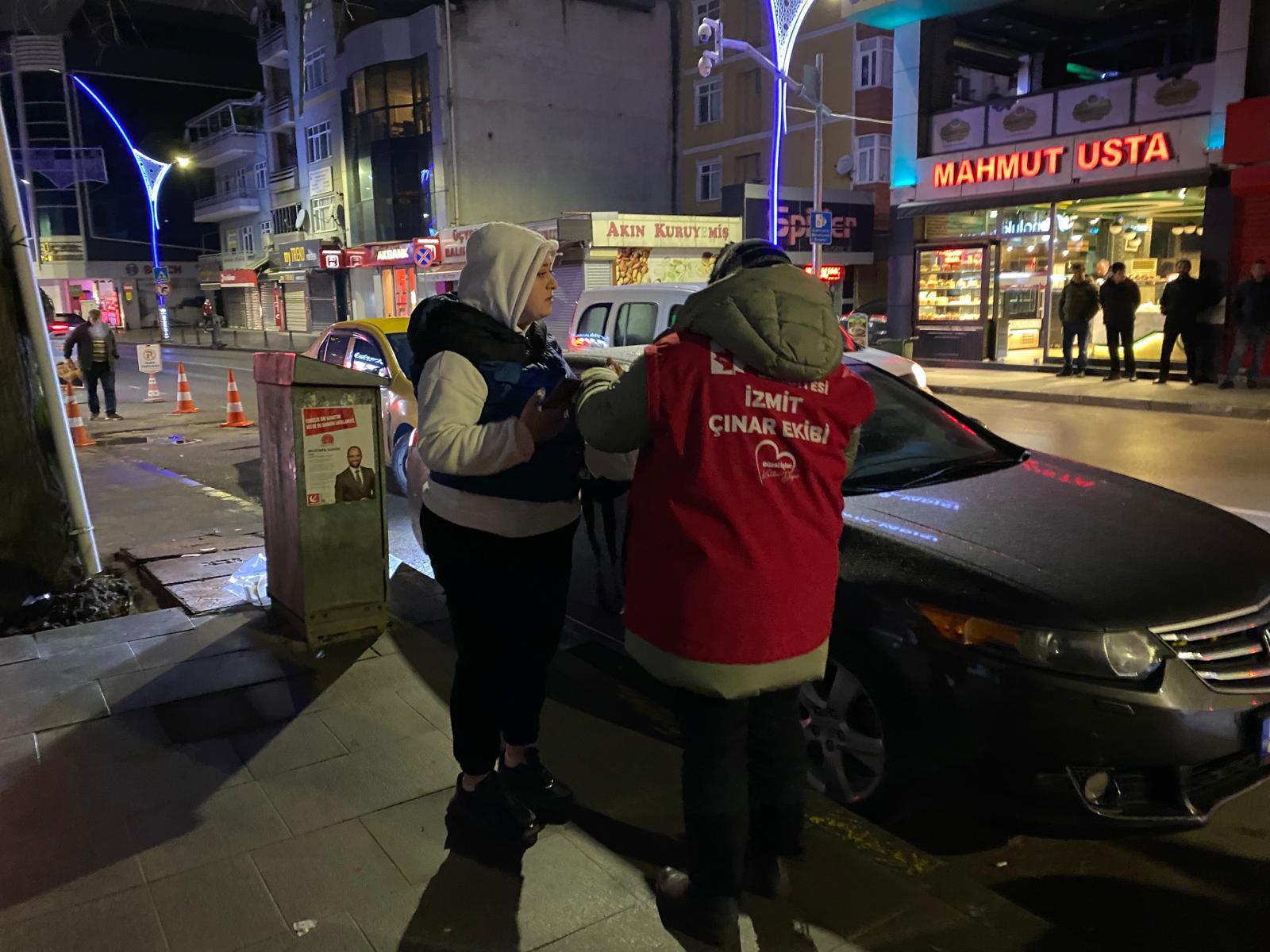 İzmit Belediyesi Çınar Ekibi sabahın erken saatinde sahada (6)