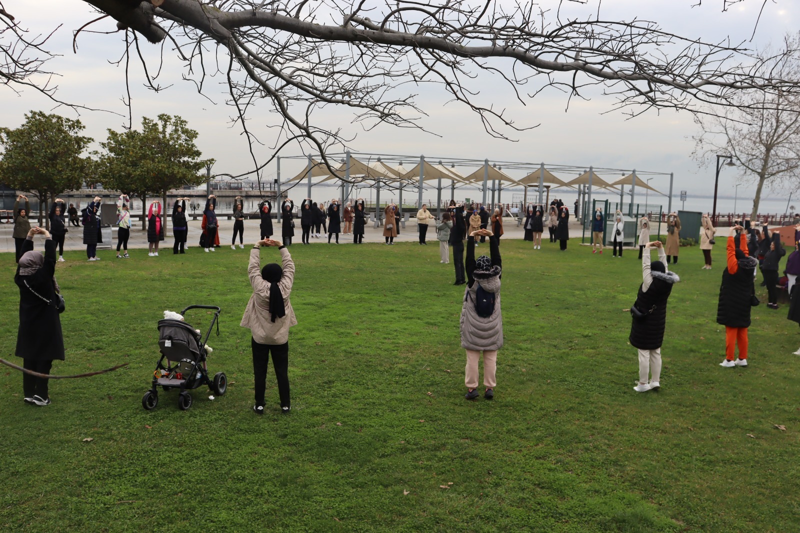Izmit Belediyesi Saglik Yasam Yürüyüslerine kadinlar yogun ilgi gösteriyor (6)