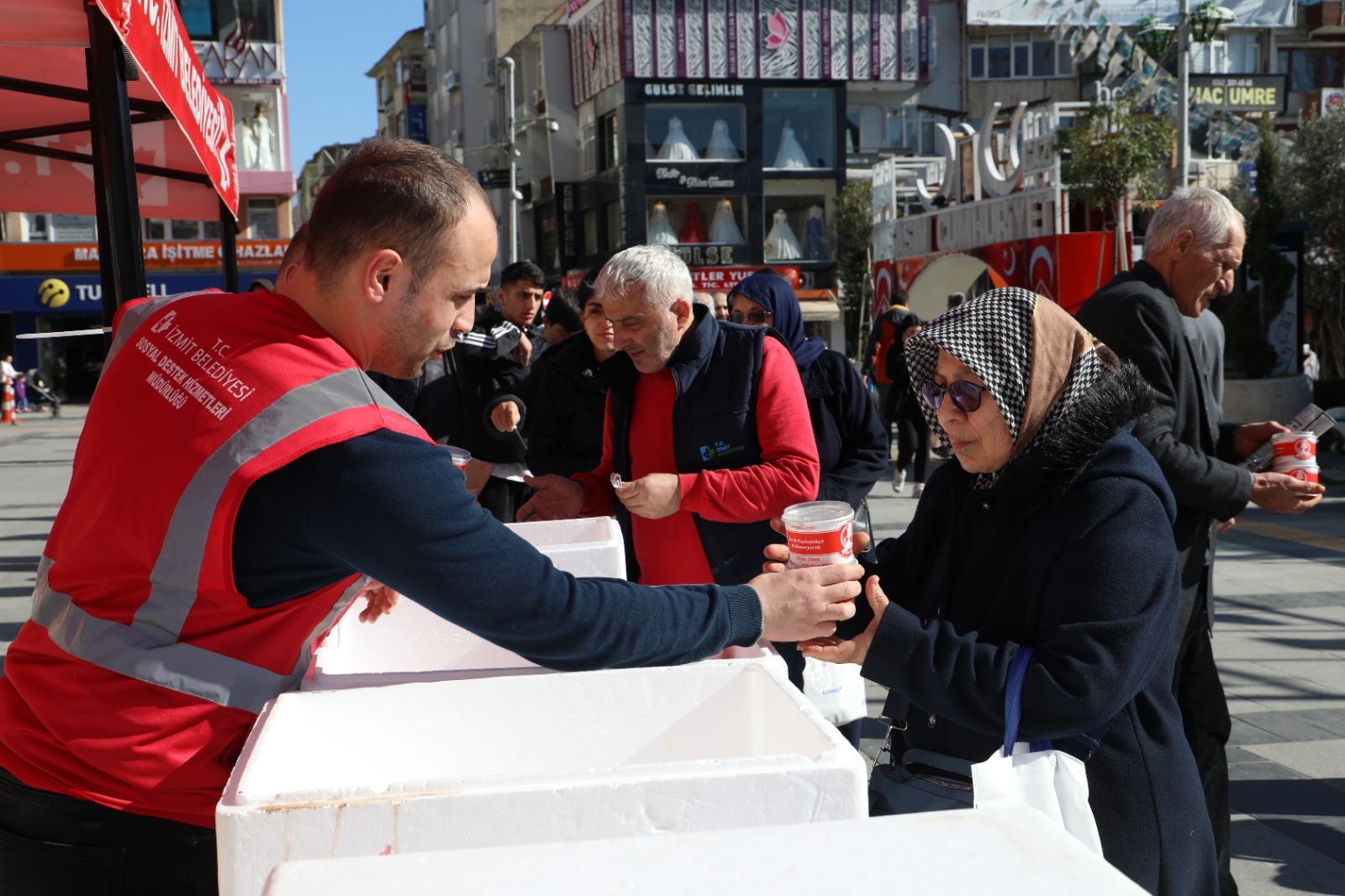 İzmit Belediyesi büyük felakette vefat edenlerin anısına helva dağıttı (13)